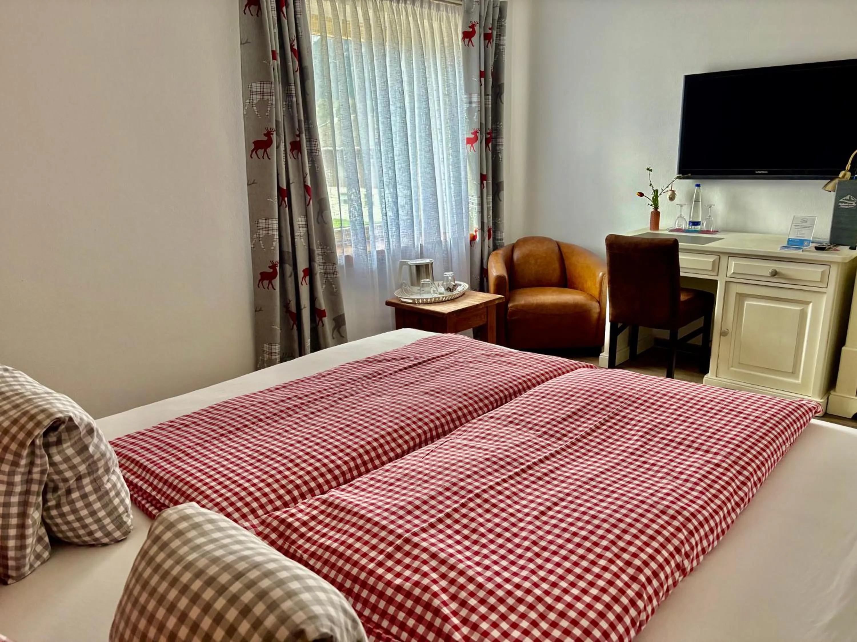 Photo of the whole room, Bed in Alpinhotel INzeller