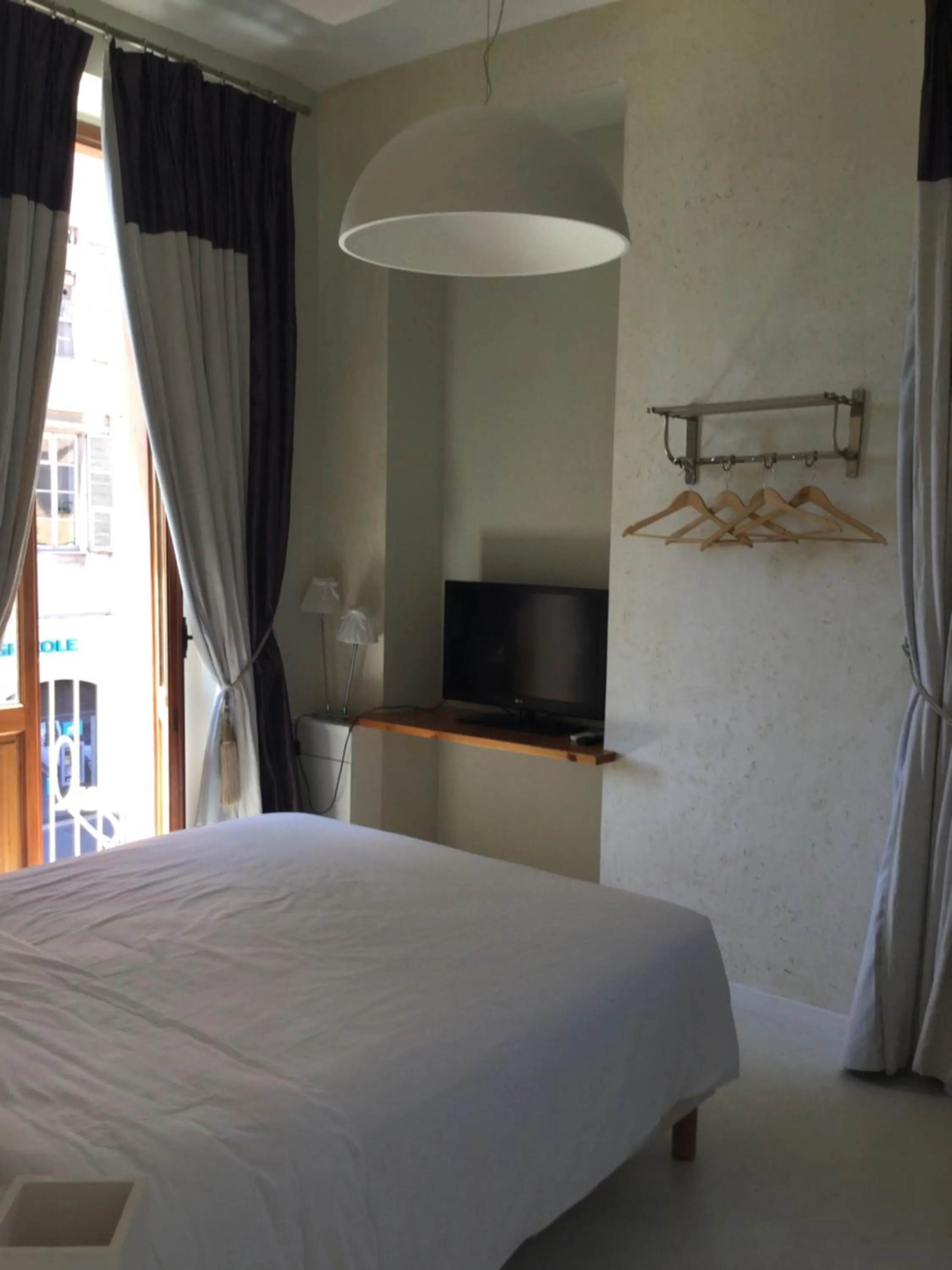 Photo of the whole room in Room with a vue