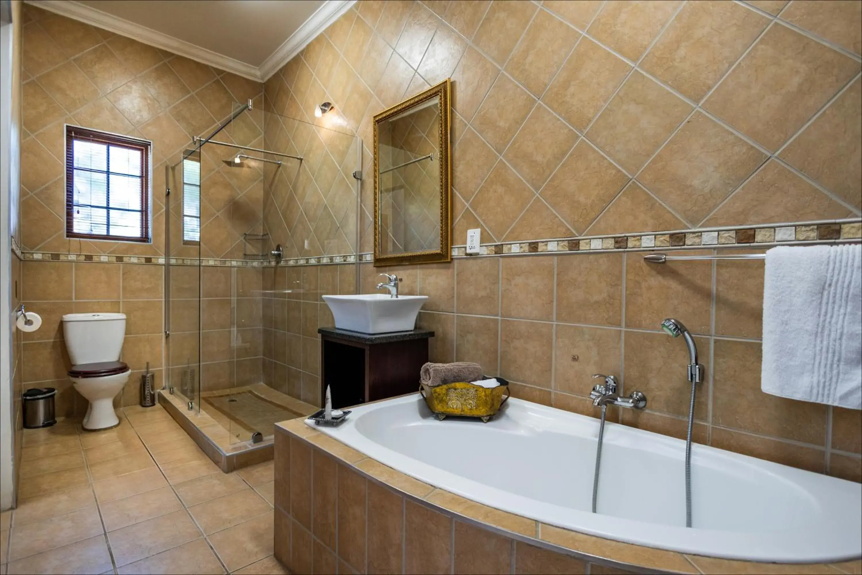 Luxury Double or Twin Room in Scott's Manor Guesthouse Function and Conference Venue Luxury Double or Twin Room in Scott's Manor Guesthouse Function and Conference Venue