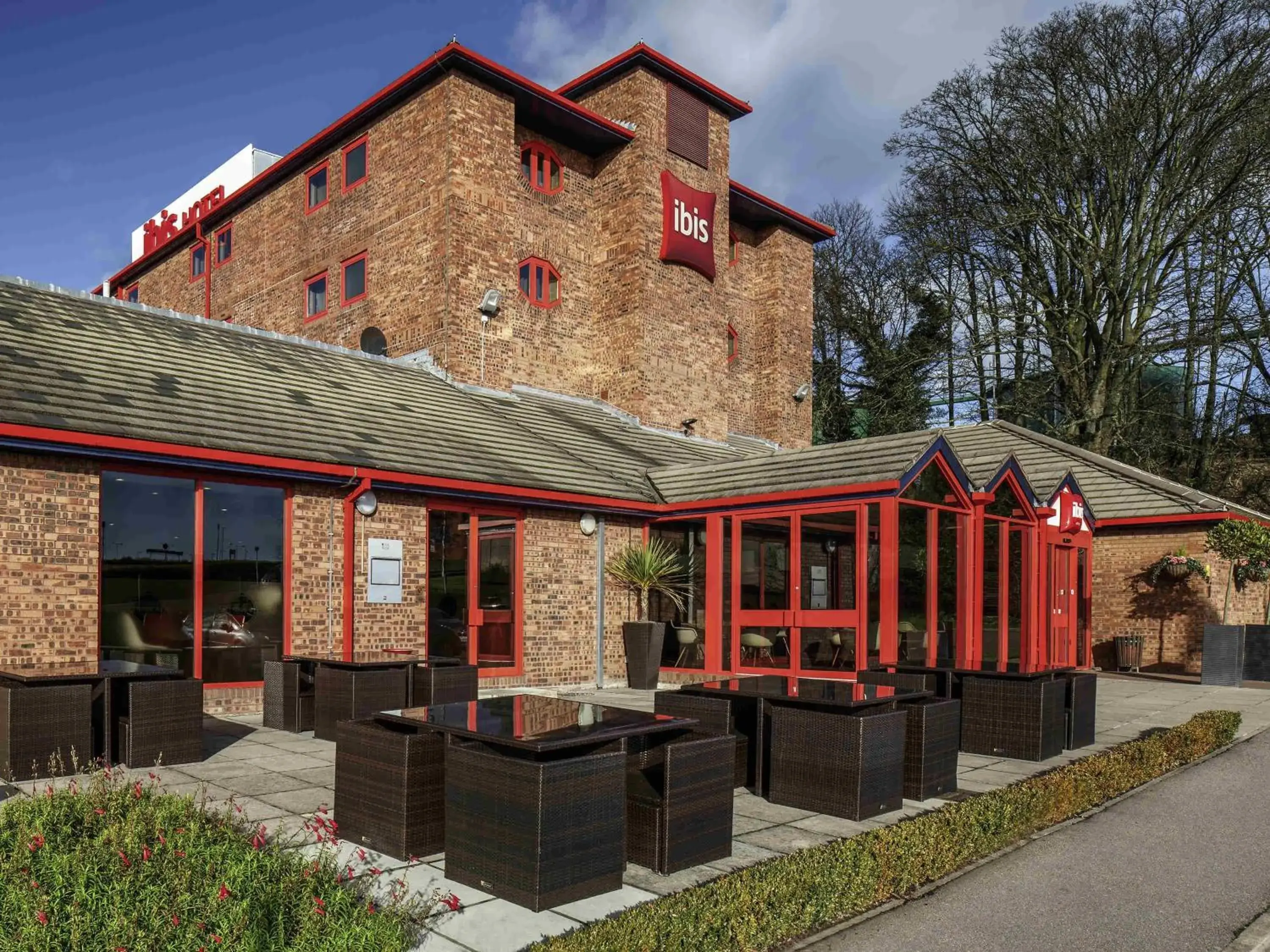 Property building in Ibis London Luton Airport Property building in Ibis London Luton Airport