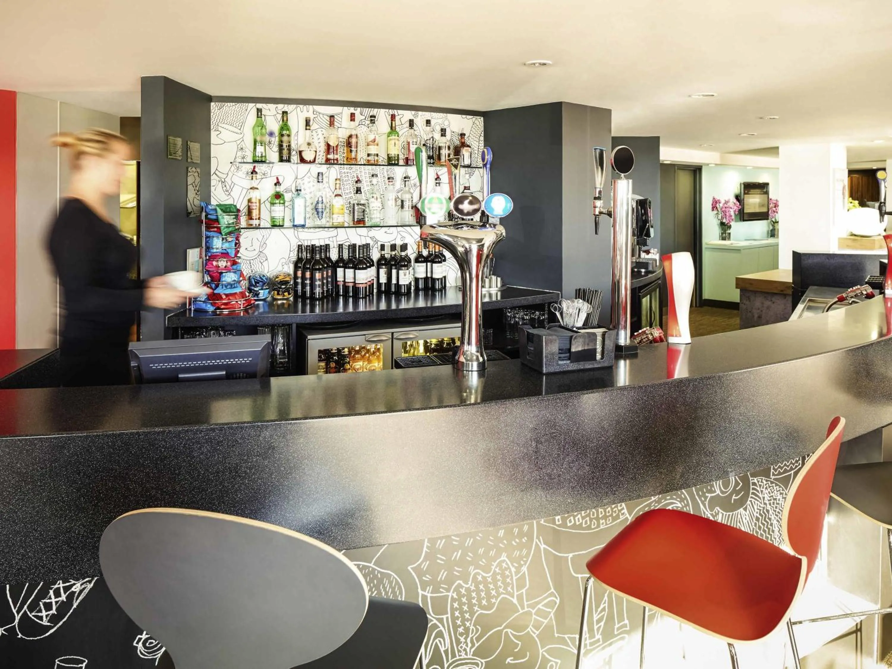 Lounge or bar in Ibis London Luton Airport