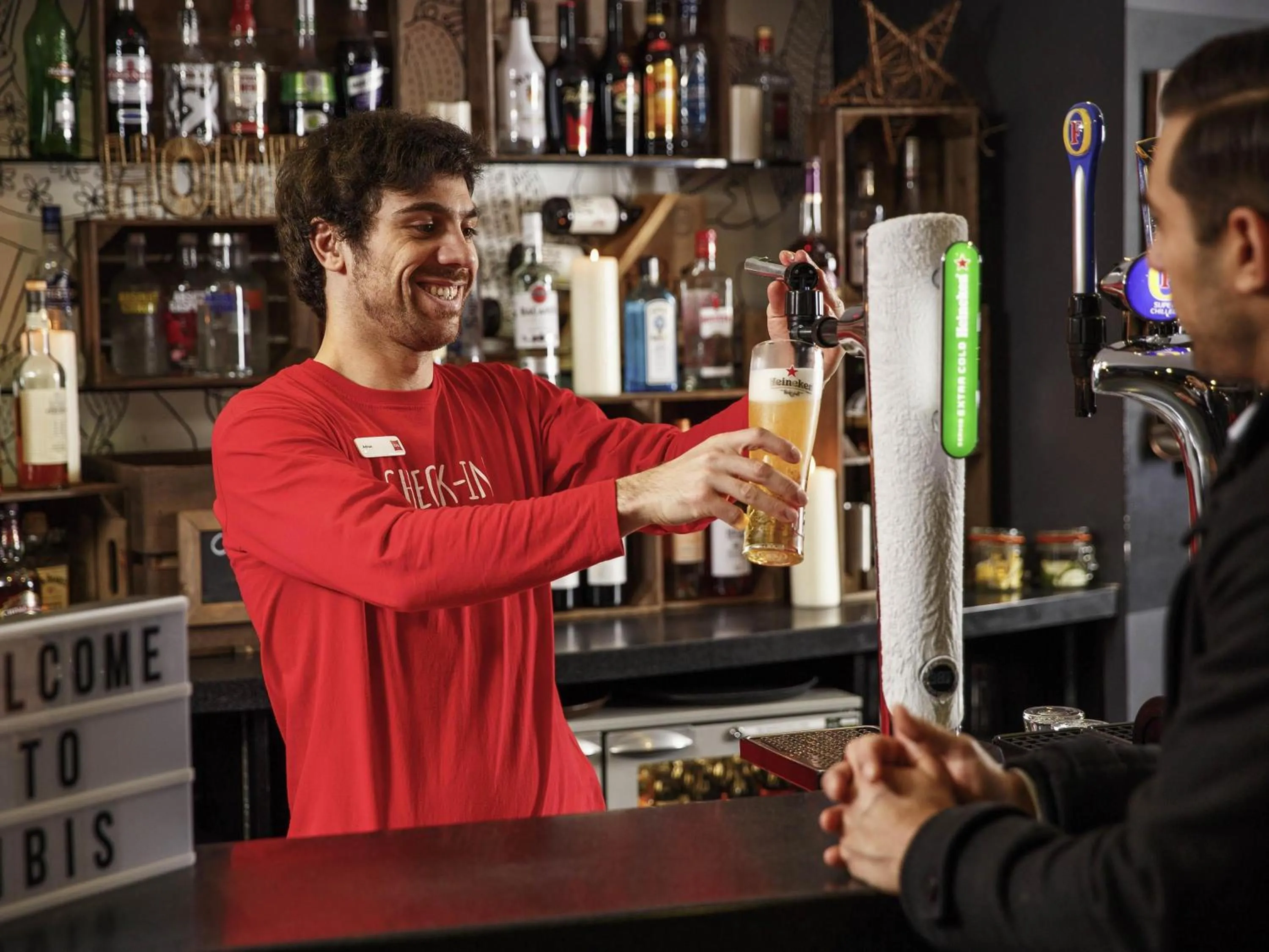 Restaurant/places to eat in Ibis London Luton Airport