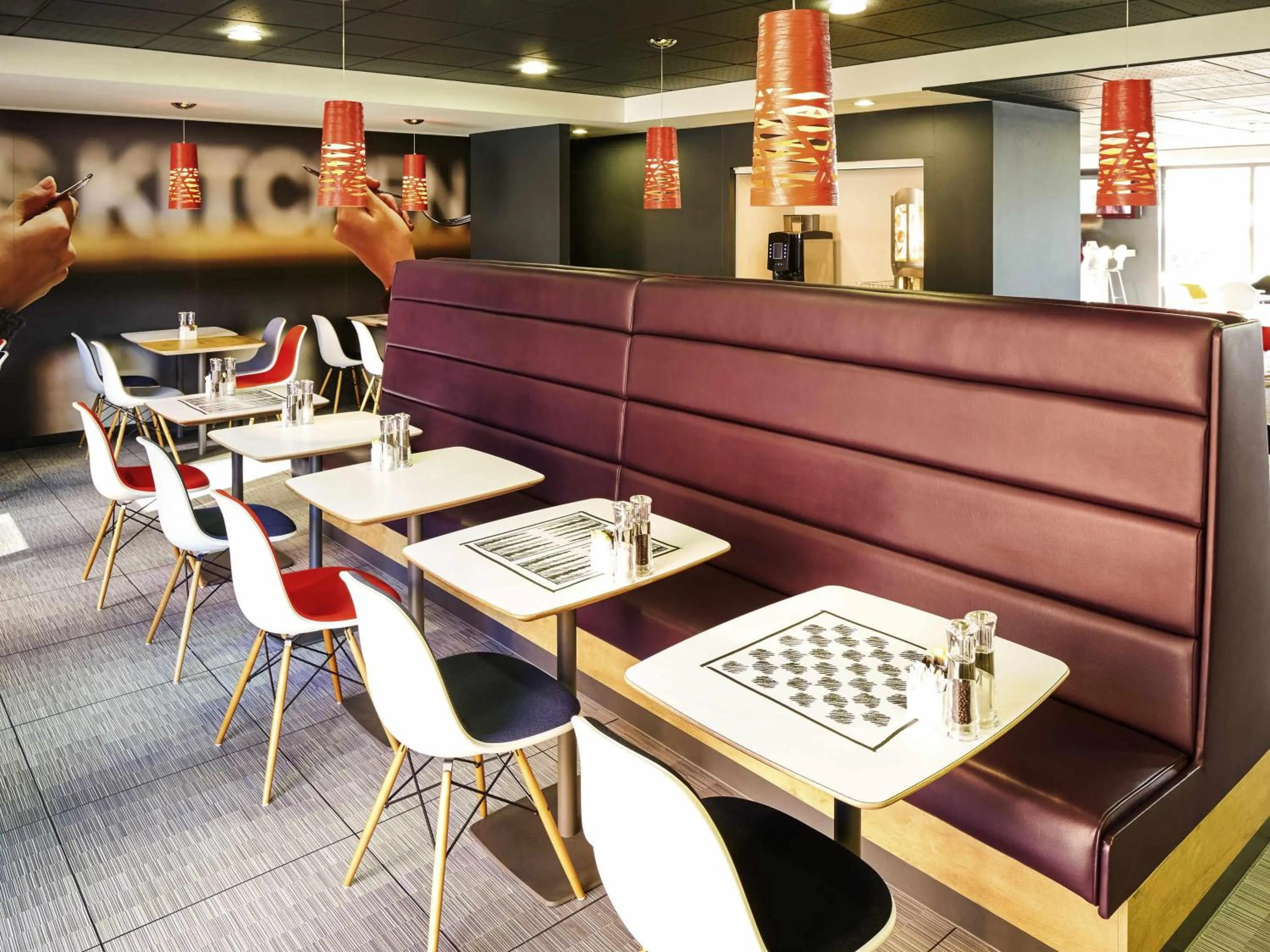 Restaurant/places to eat in Ibis London Luton Airport