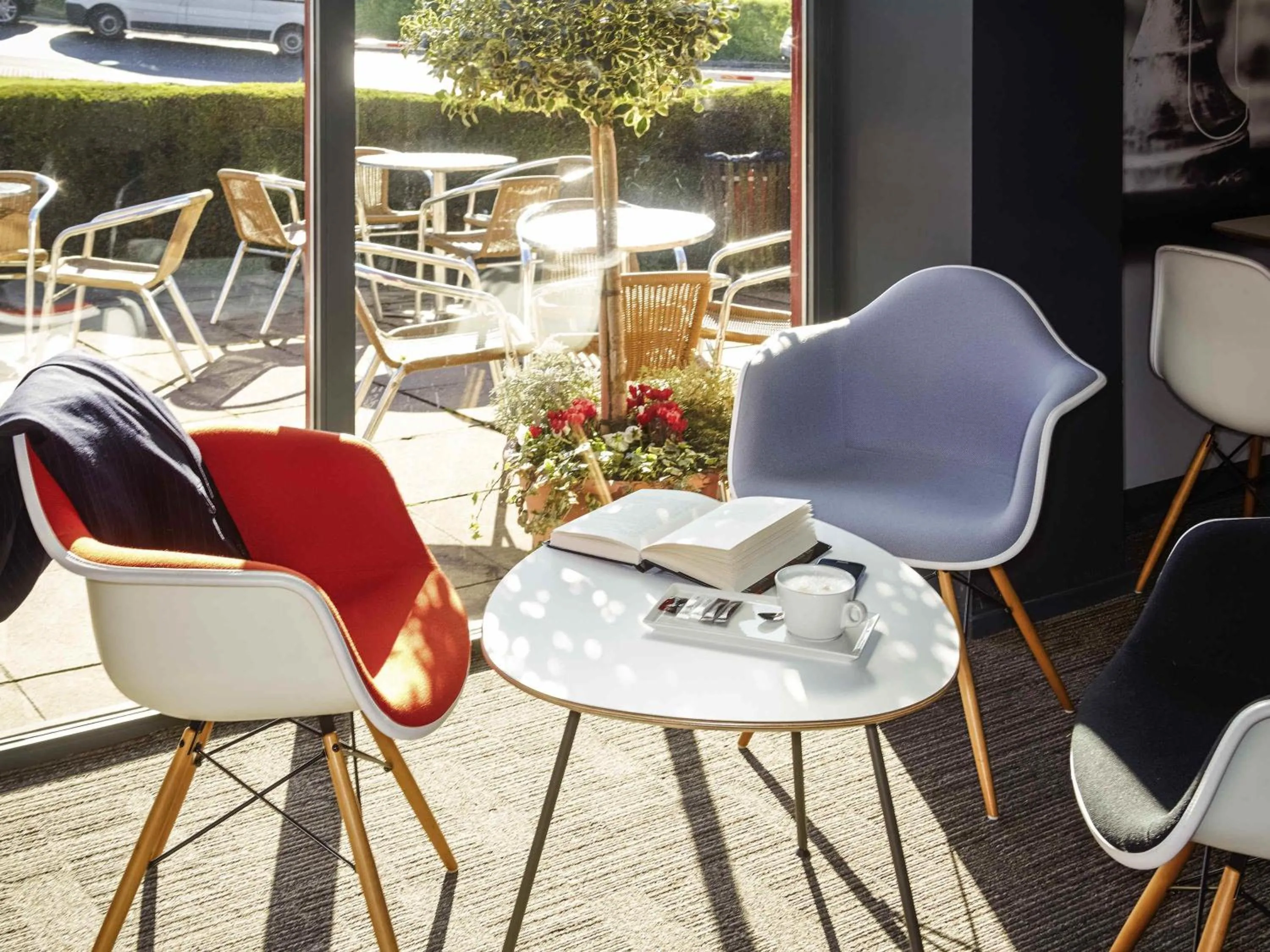 Restaurant/places to eat in Ibis London Luton Airport