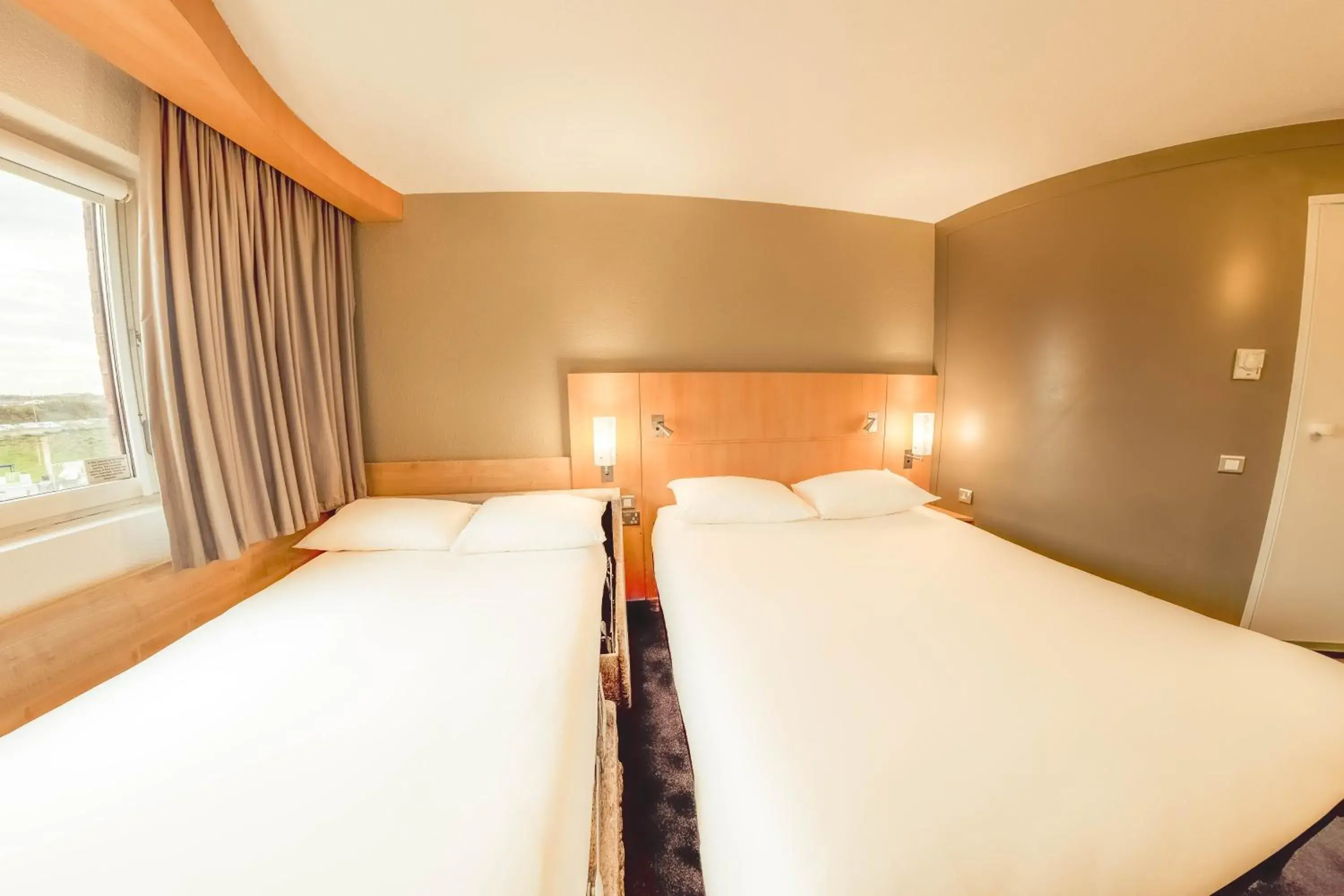 Bed in Ibis London Luton Airport Bed in Ibis London Luton Airport