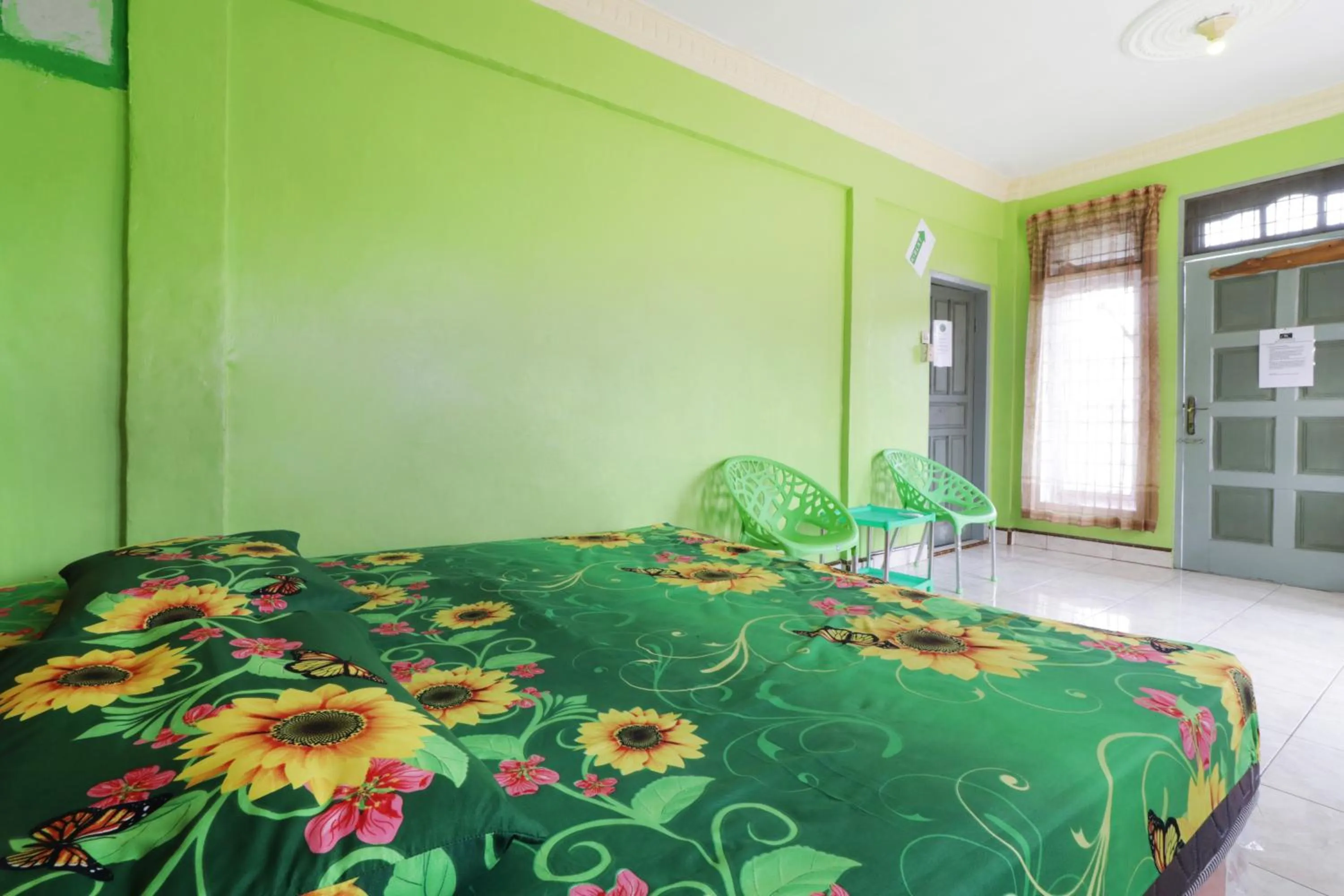 Photo of the whole room, Bed in Waroeng Transit & Depary Homestay