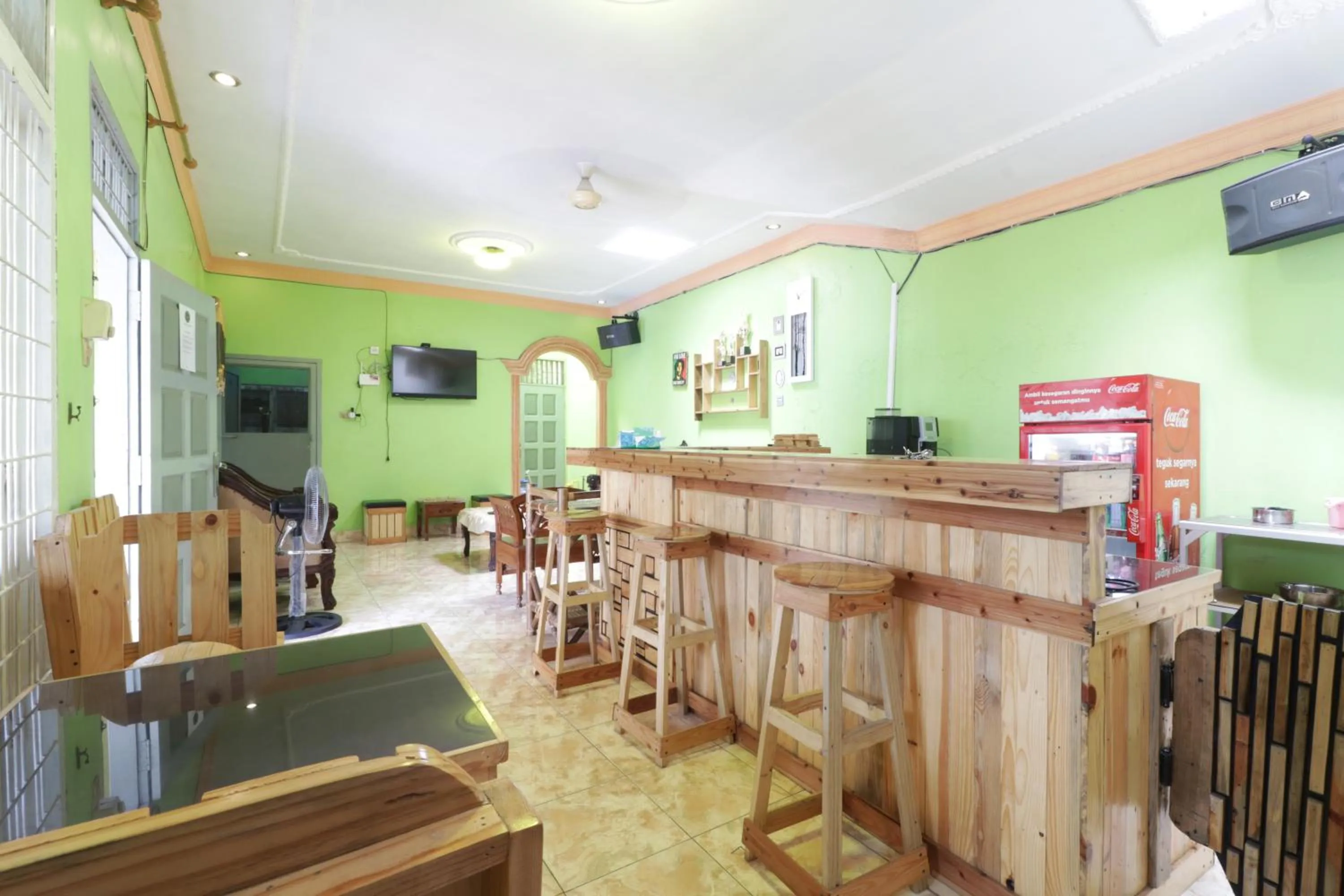 Communal lounge/ TV room in Waroeng Transit & Depary Homestay