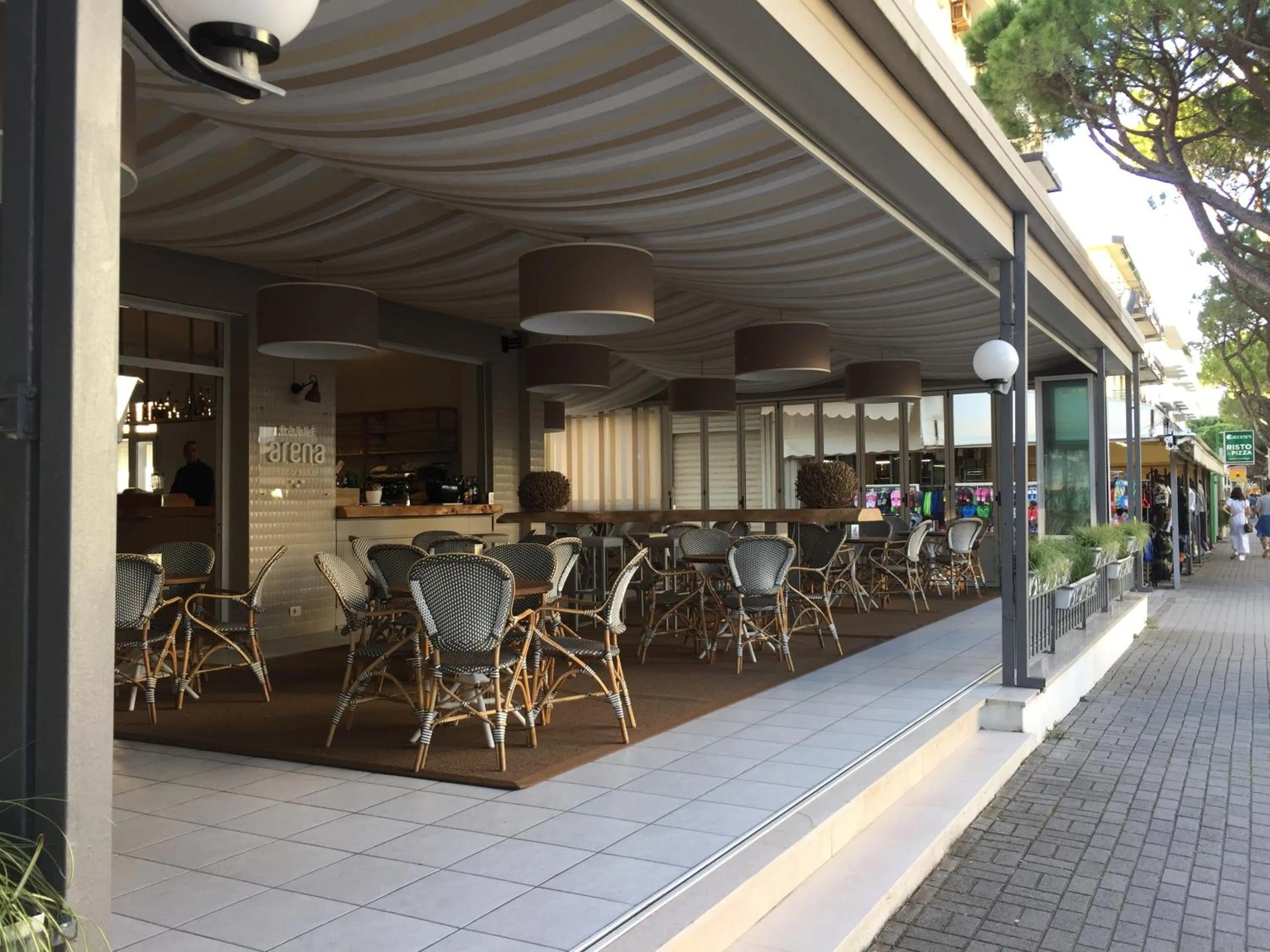 Restaurant/places to eat in Hotel Arena