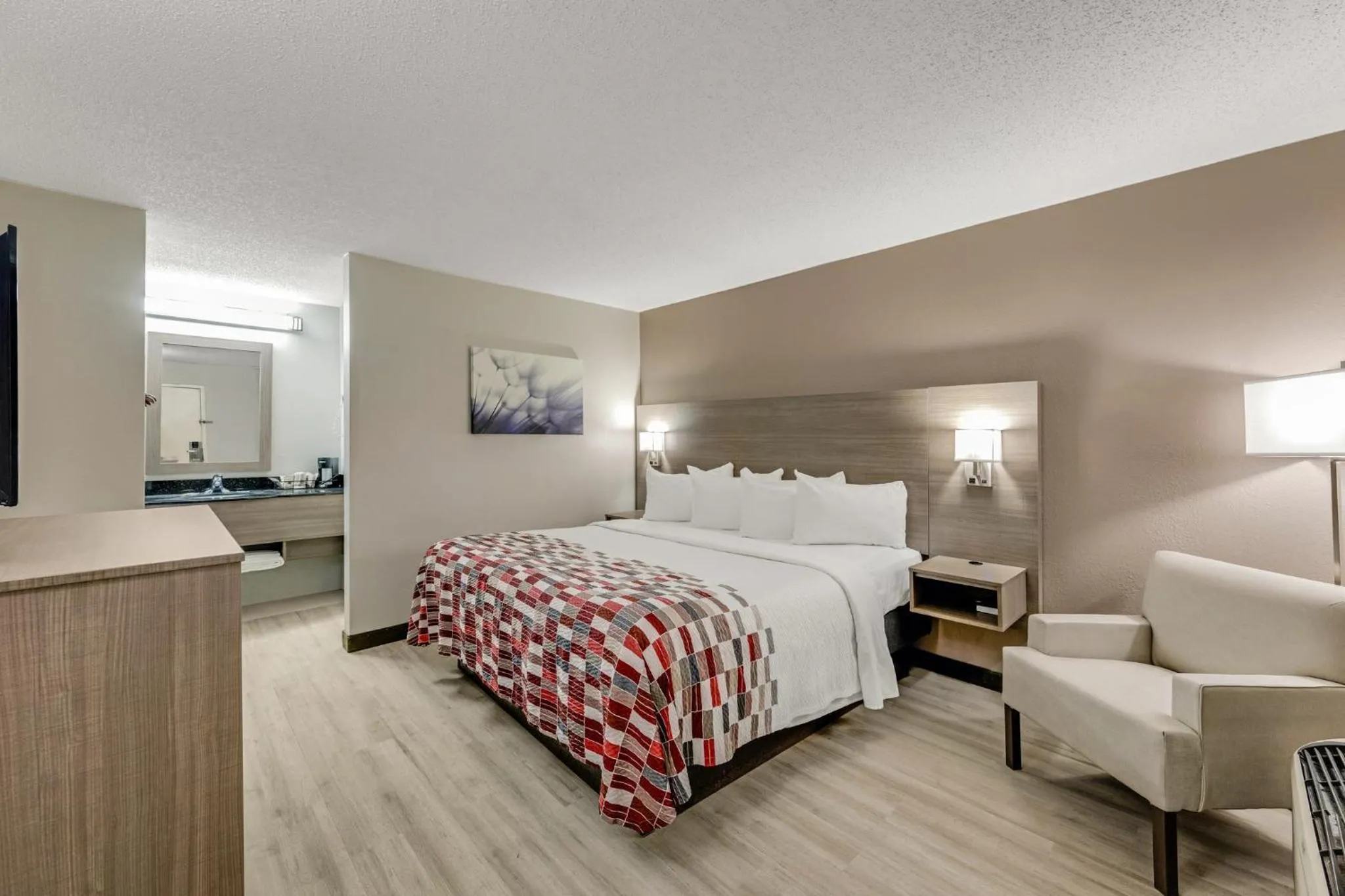 Photo of the whole room, Bed in Red Roof Inn Kingsport