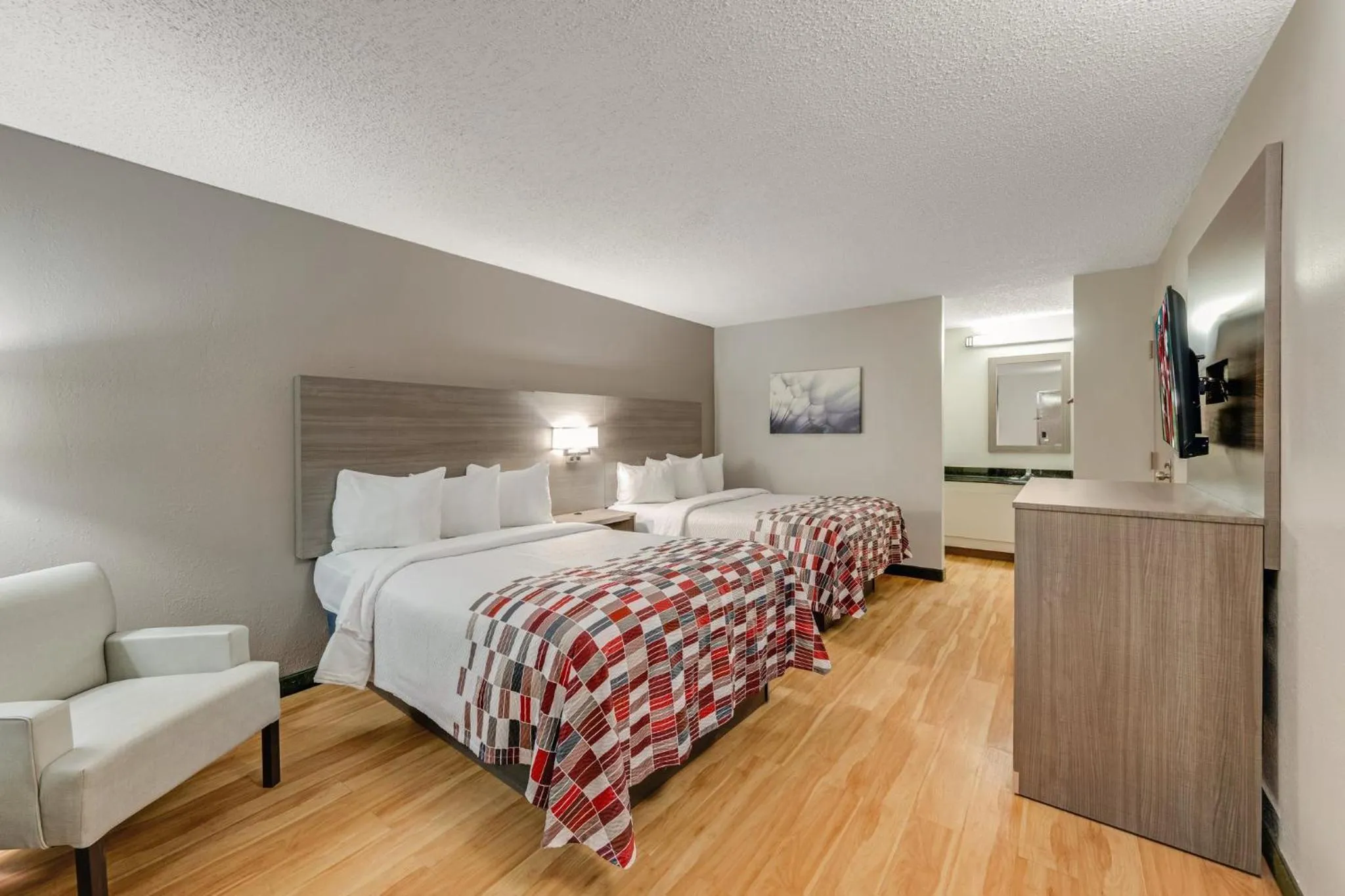 Photo of the whole room, Bed in Red Roof Inn Kingsport