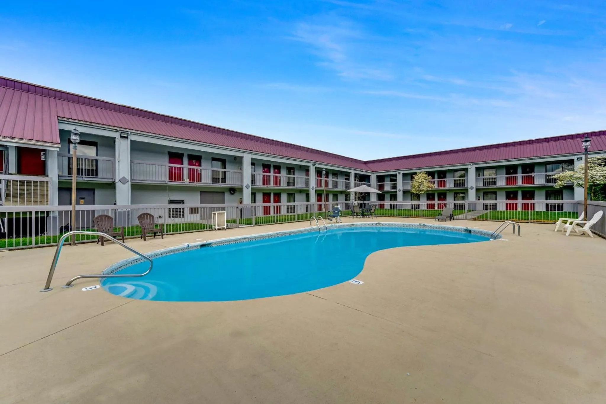 Swimming pool in Red Roof Inn Kingsport