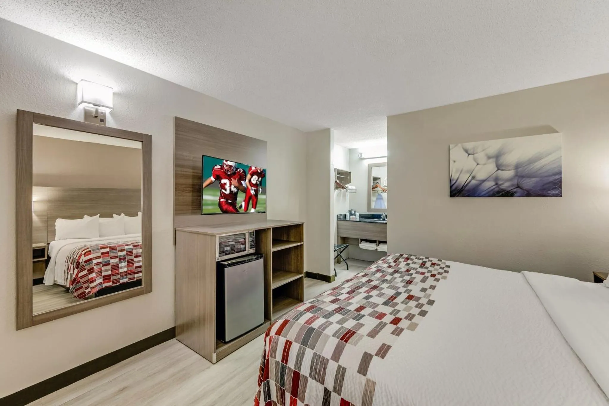 Photo of the whole room, Bed in Red Roof Inn Kingsport