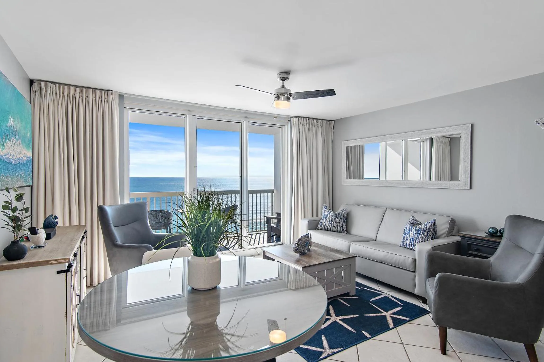 Living room in Pelican Beach Resort by Tufan