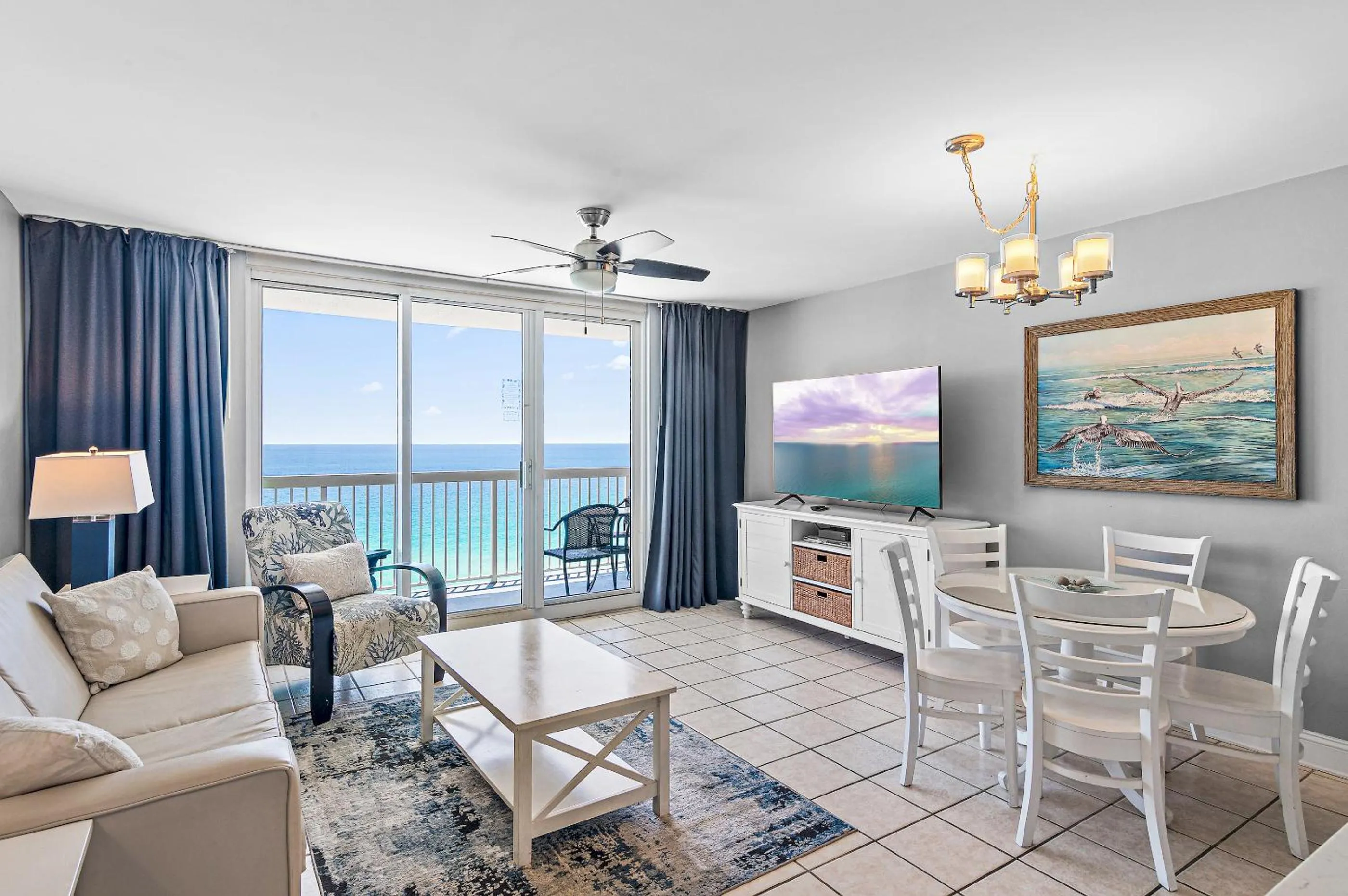 Living room in Pelican Beach Resort by Tufan