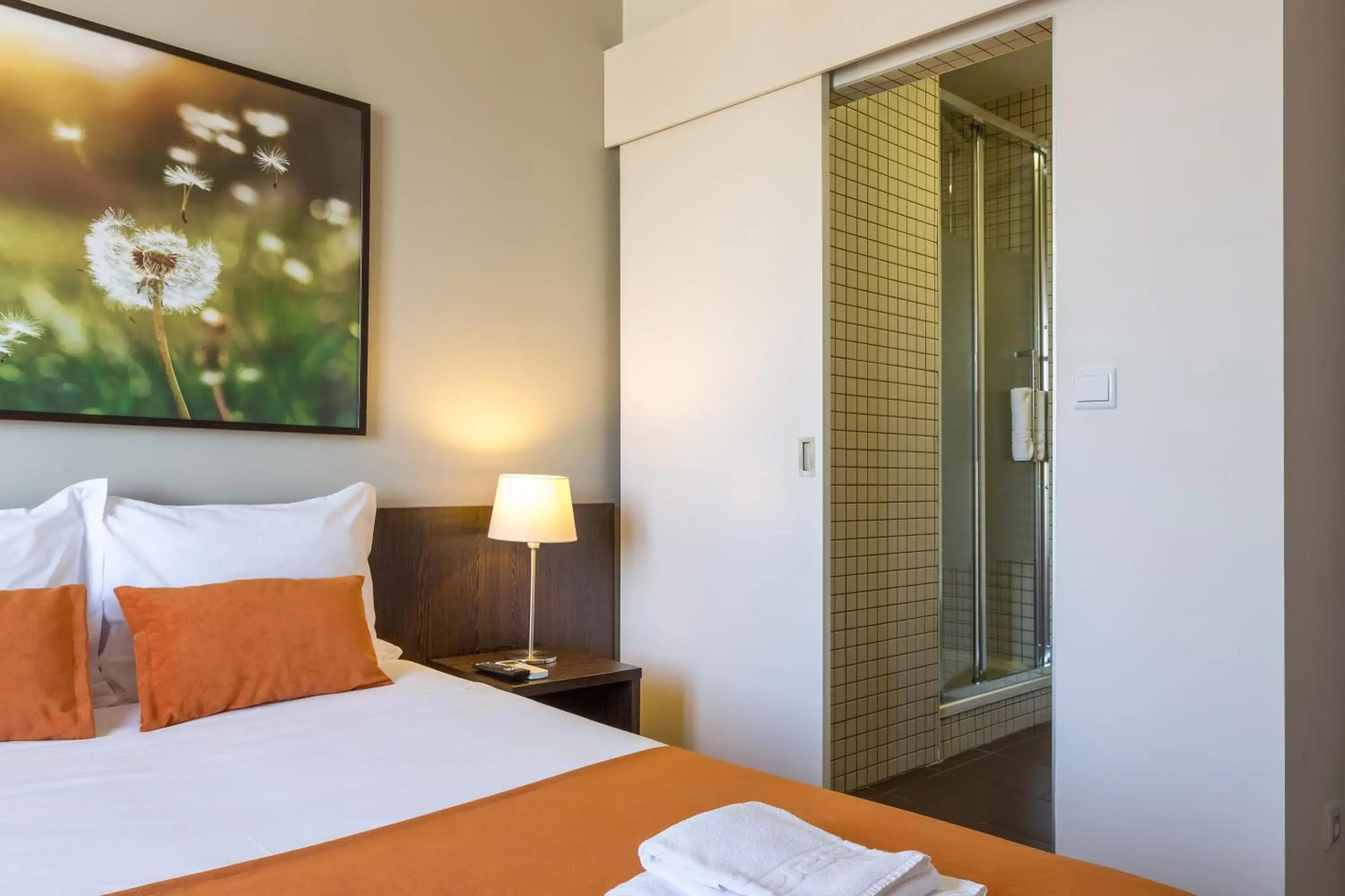 Shower, Bed in Riversuites Shower, Bed in Riversuites