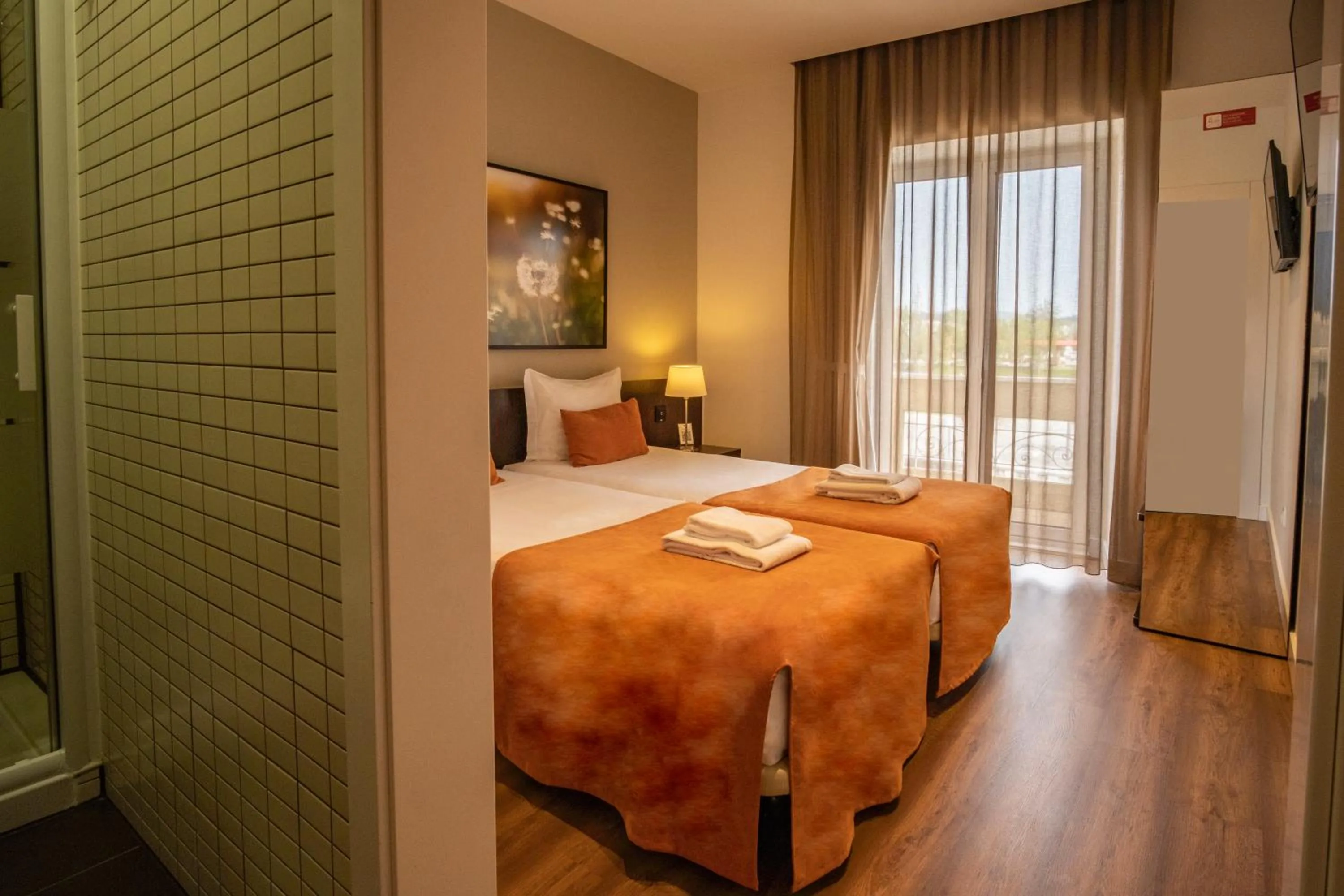 Shower, Bed in Riversuites