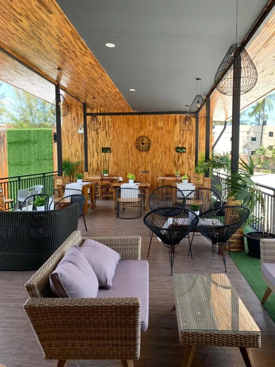 Restaurant/places to eat in Momento Bangtao Beach