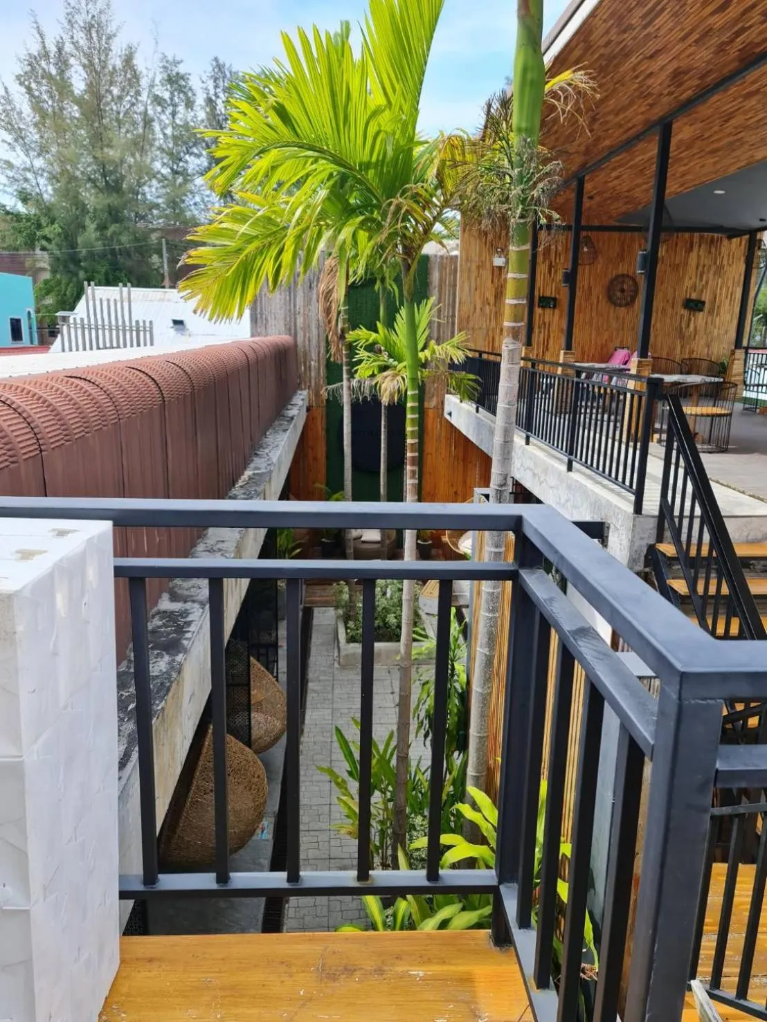 Restaurant/places to eat in Momento Bangtao Beach