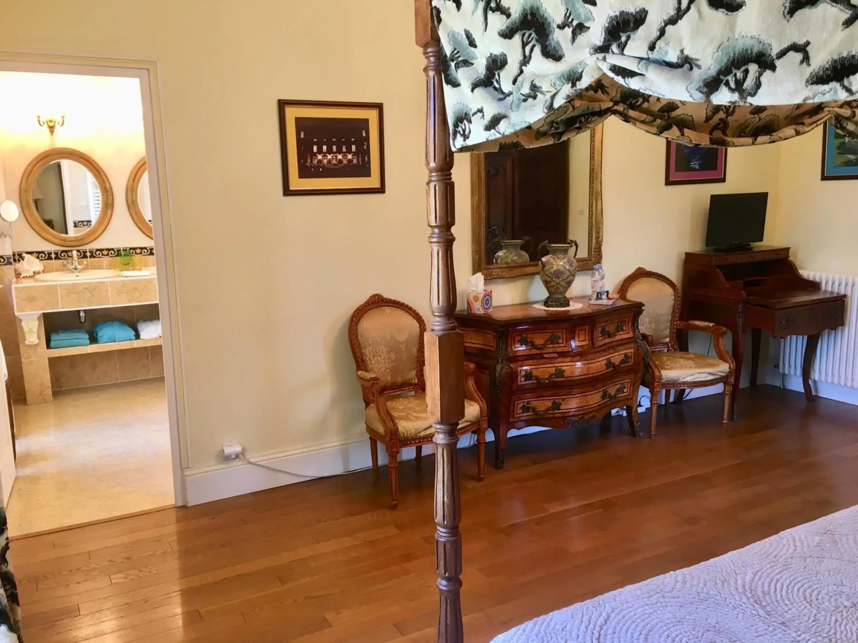 Bedroom in CHATEAU Les VALLÉES Bedroom in CHATEAU Les VALLÉES