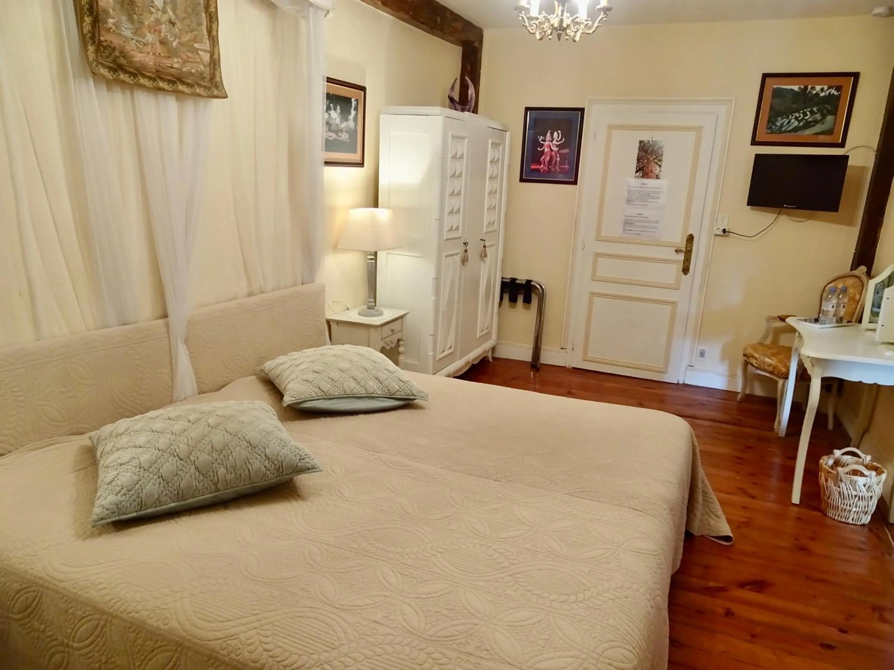 Photo of the whole room, Bed in CHATEAU Les VALLÉES