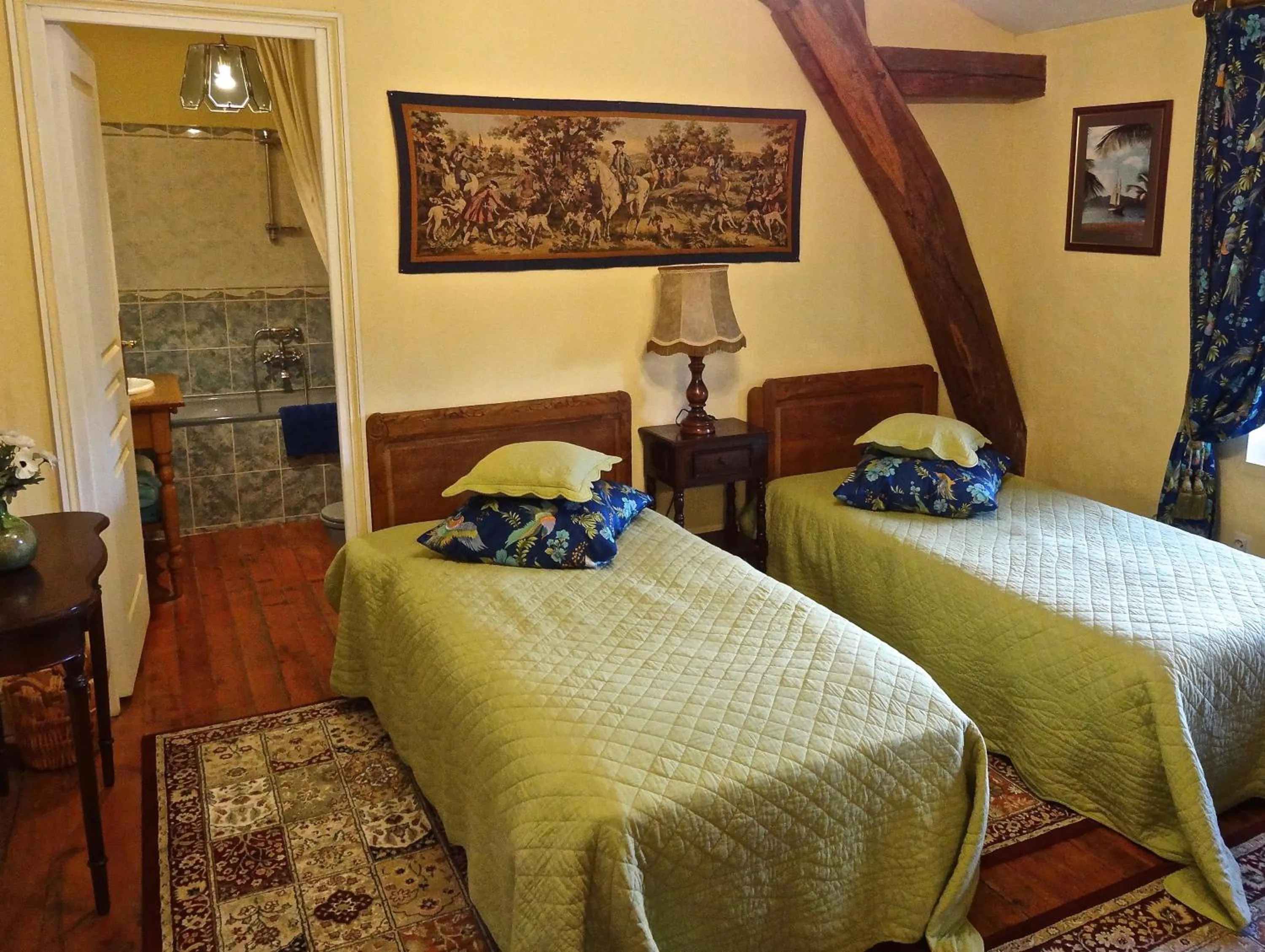 Photo of the whole room, Bed in CHATEAU Les VALLÉES