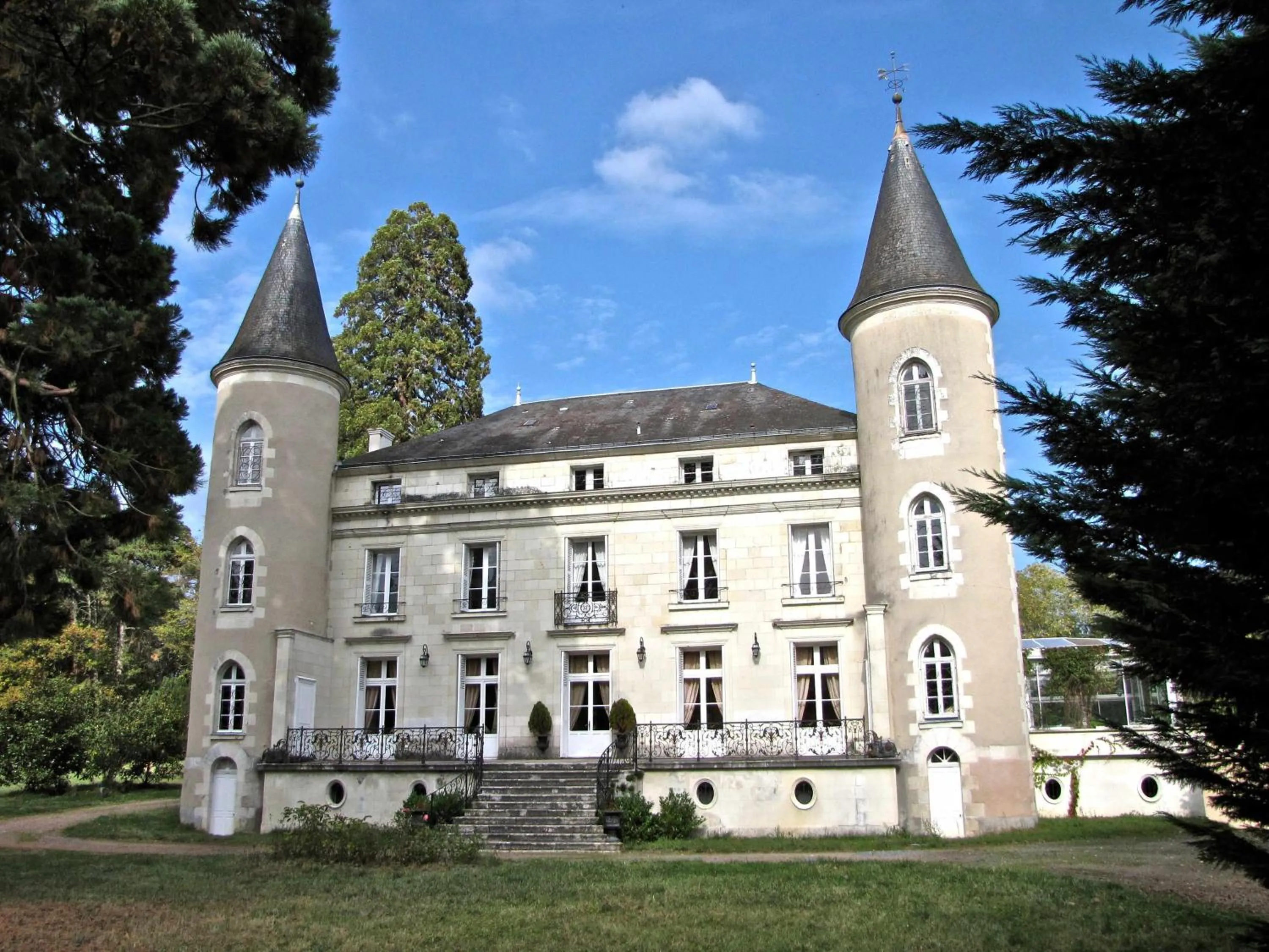 Facade/entrance in CHATEAU Les VALLÉES
