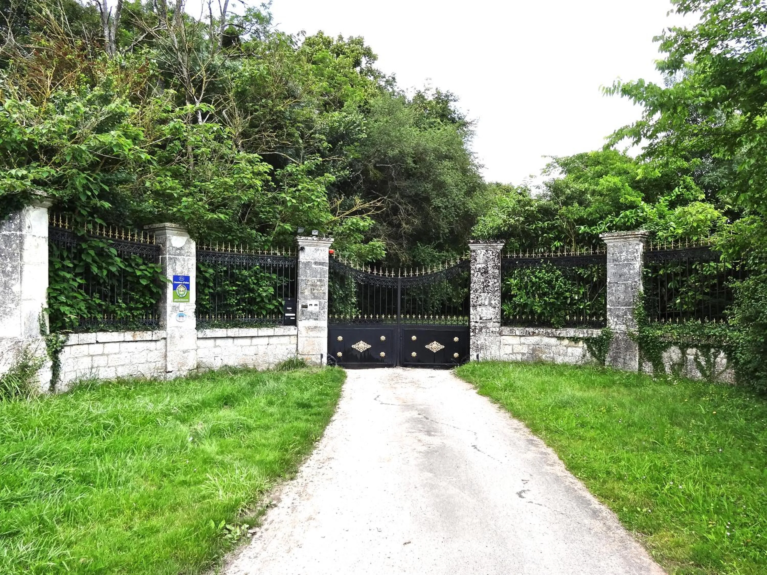 Facade/entrance in CHATEAU Les VALLÉES