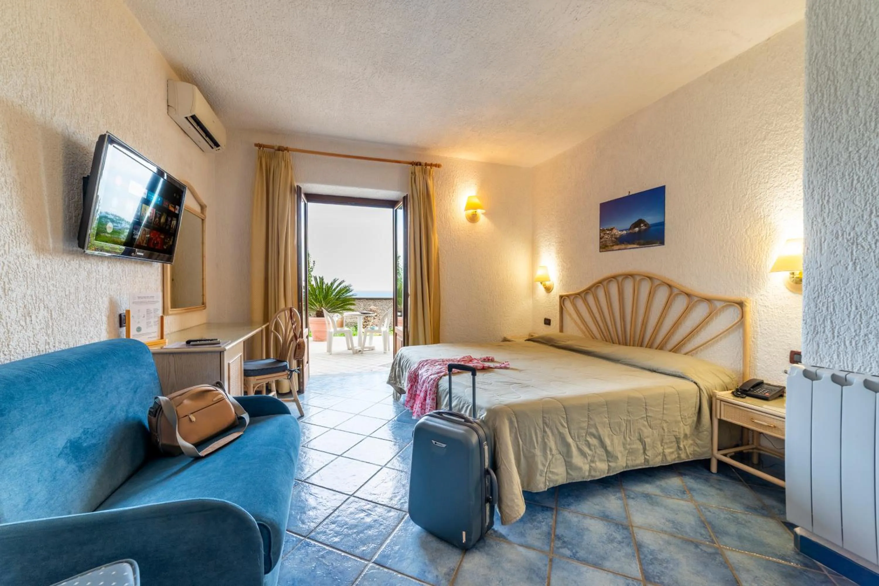 TV and multimedia, Bed in Punta Chiarito Resort