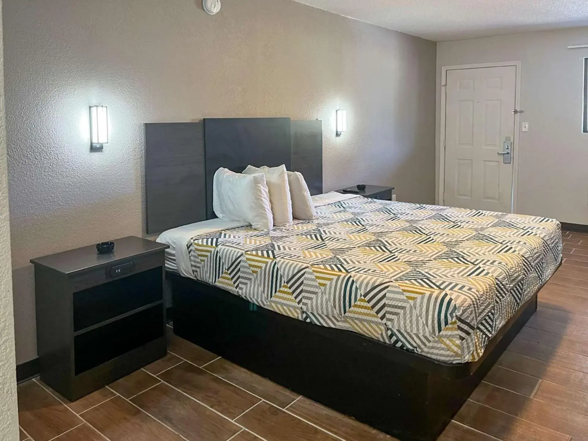 Bedroom, Bed in Motel 6 Hurricane, WV Bedroom, Bed in Motel 6 Hurricane, WV