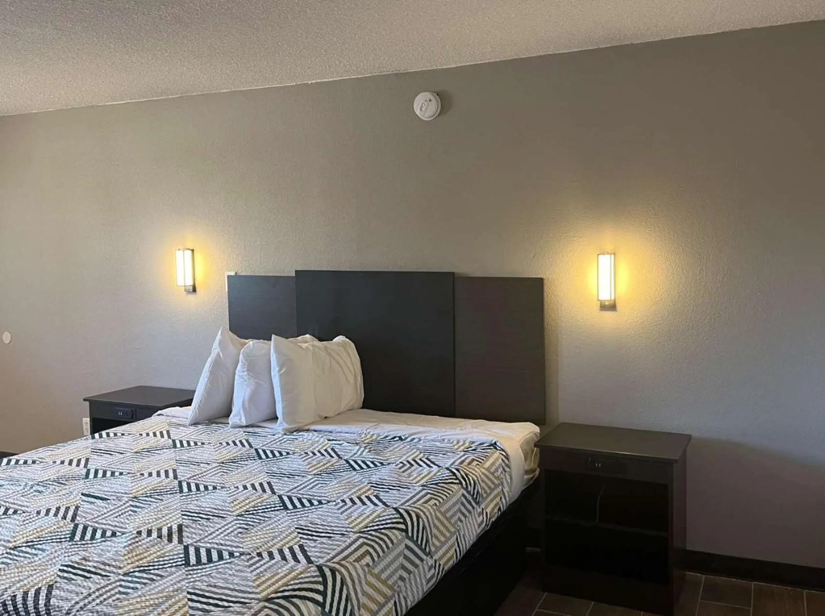 Bedroom, Bed in Motel 6 Hurricane, WV