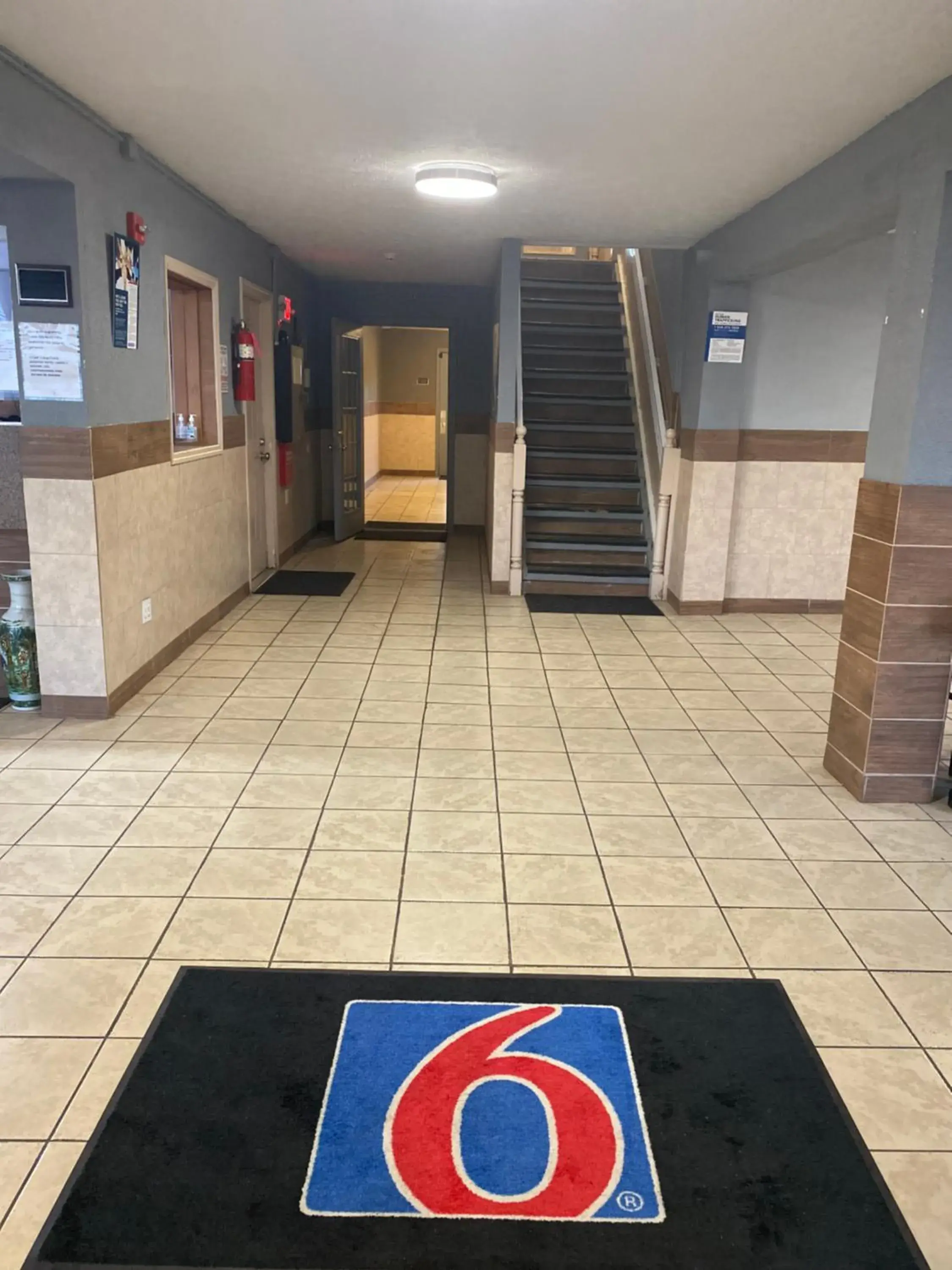 Property building in Motel 6 Hurricane, WV Property building in Motel 6 Hurricane, WV