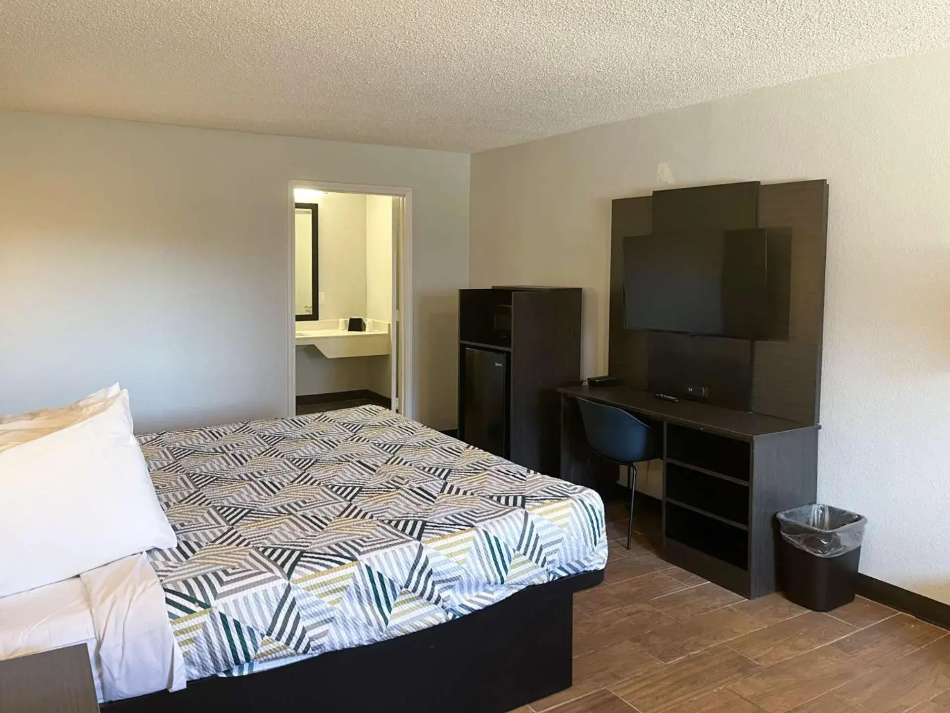 Bedroom, Bed in Motel 6 Hurricane, WV Bedroom, Bed in Motel 6 Hurricane, WV