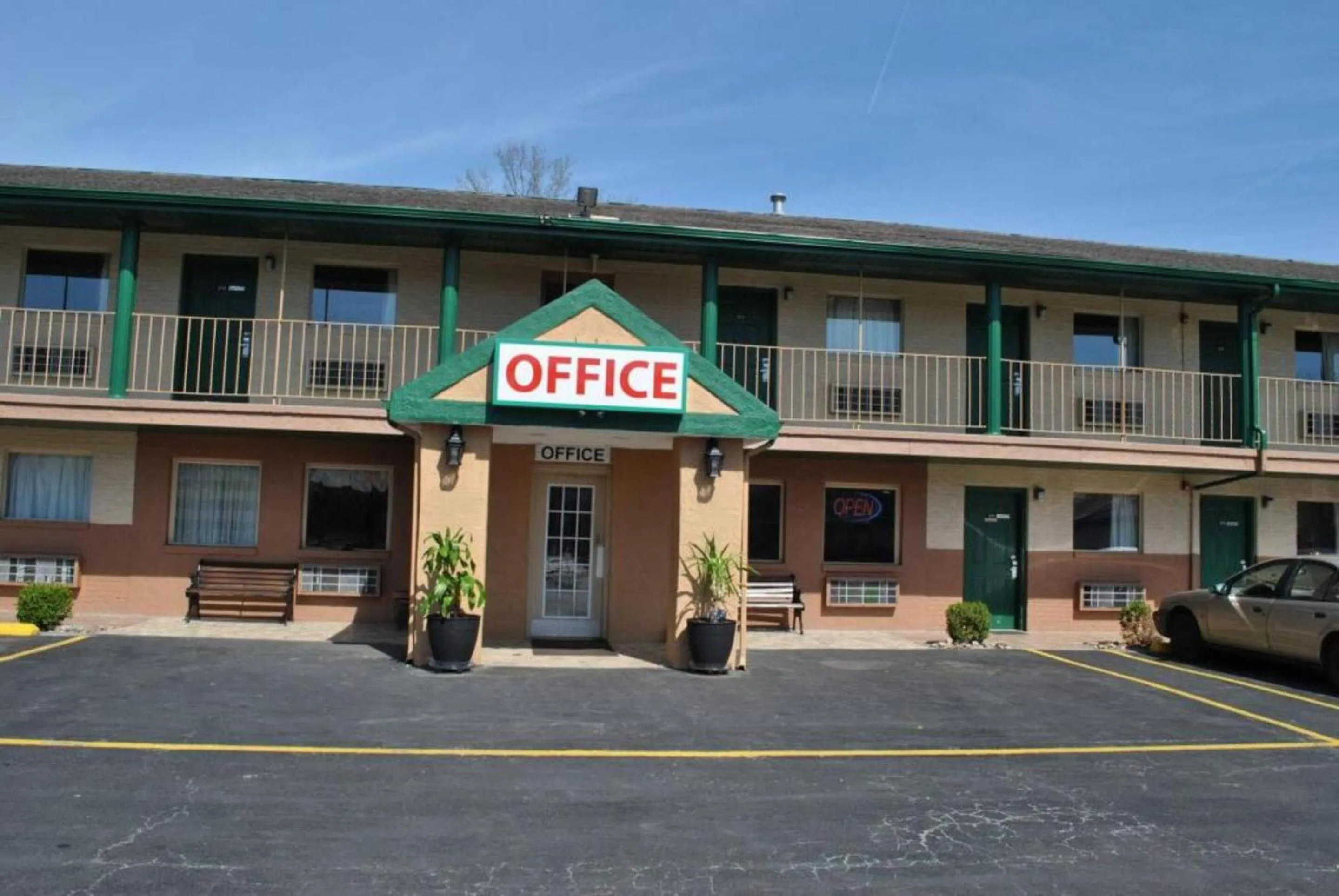 Property building in Studio 6 Suites Hurricane, WV