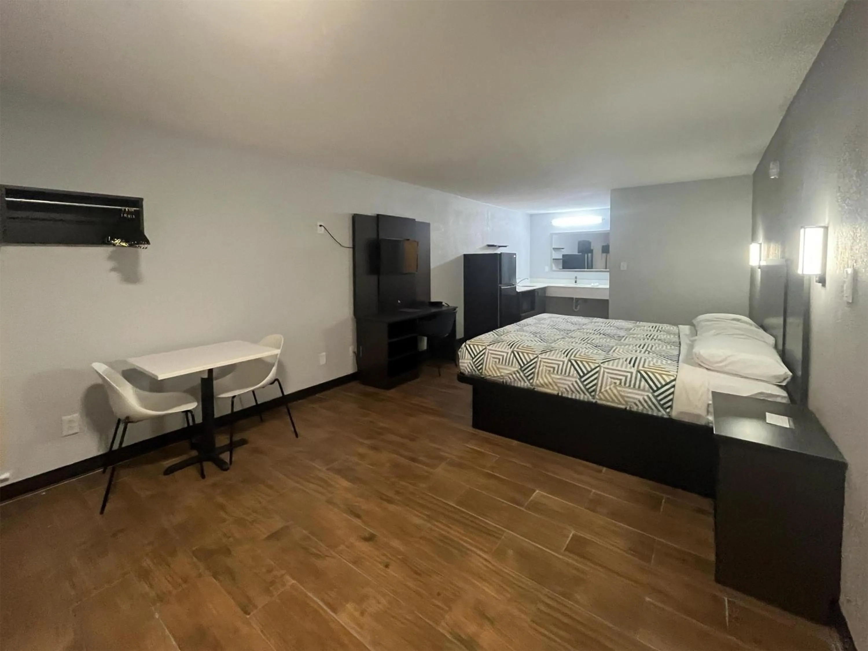 Bedroom, Bed in Studio 6 Suites Hurricane, WV