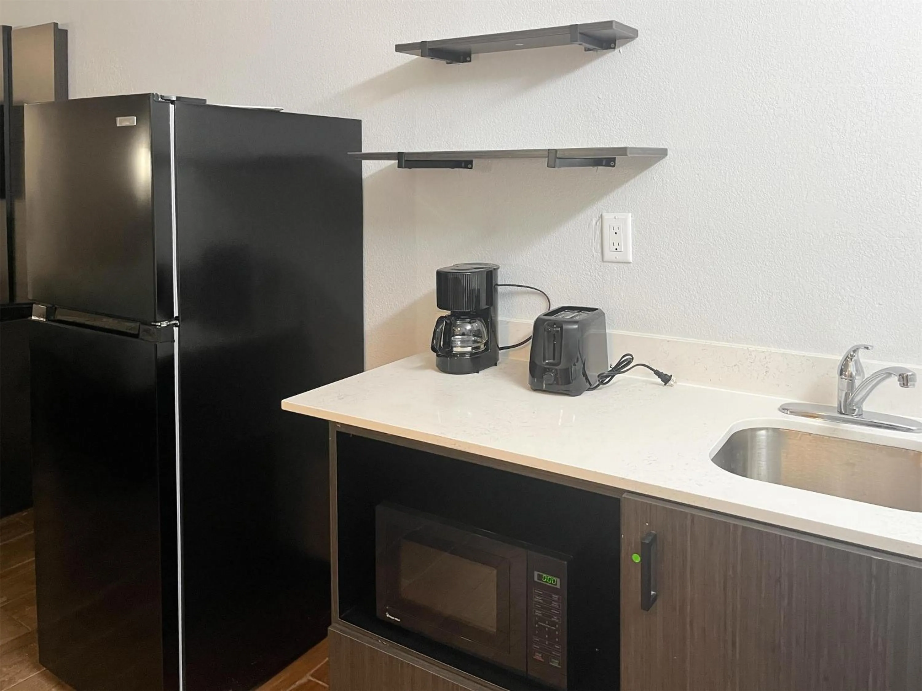 Kitchen or kitchenette in Studio 6 Suites Hurricane, WV