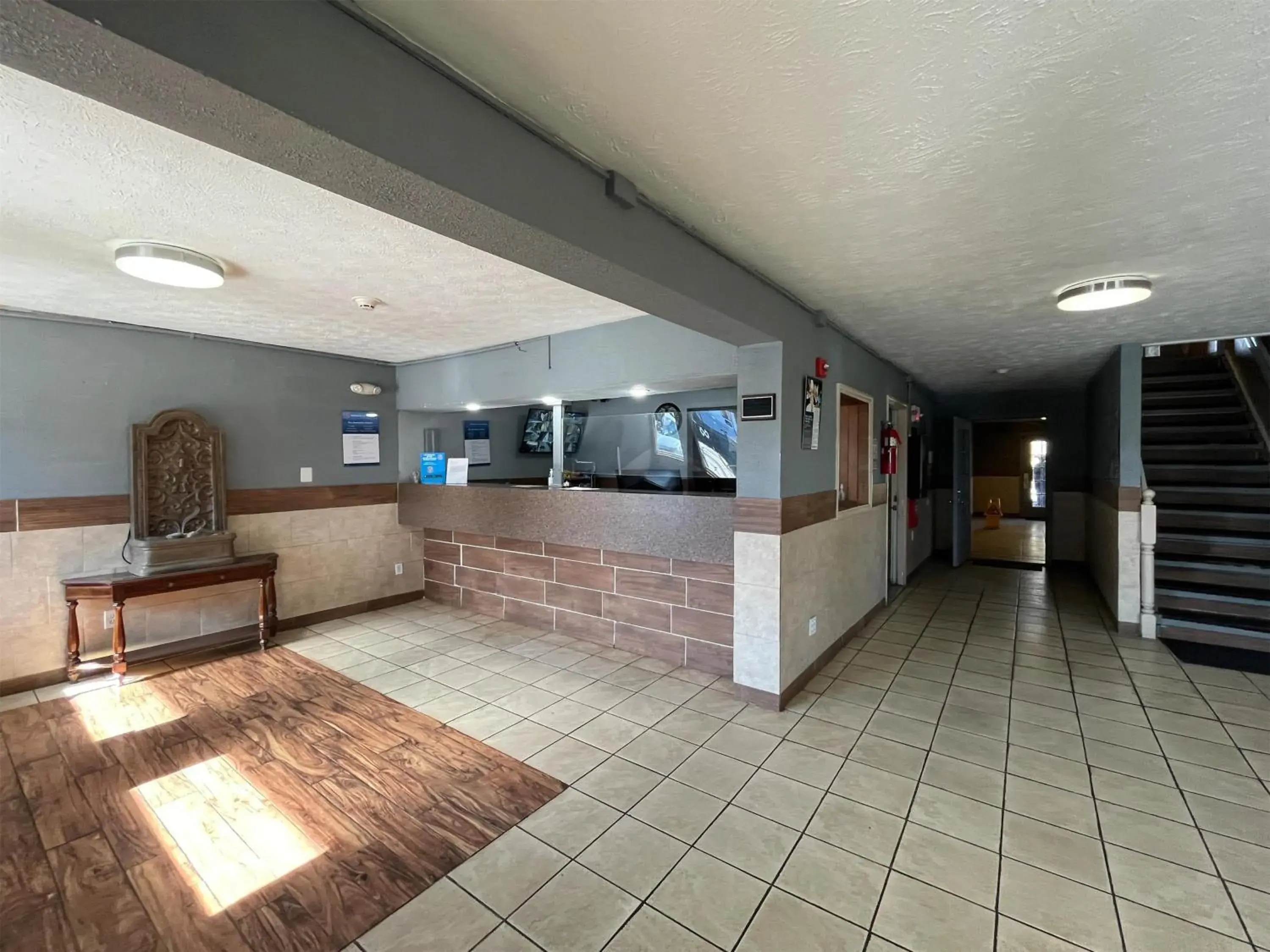 Lobby or reception in Studio 6 Suites Hurricane, WV Lobby or reception in Studio 6 Suites Hurricane, WV