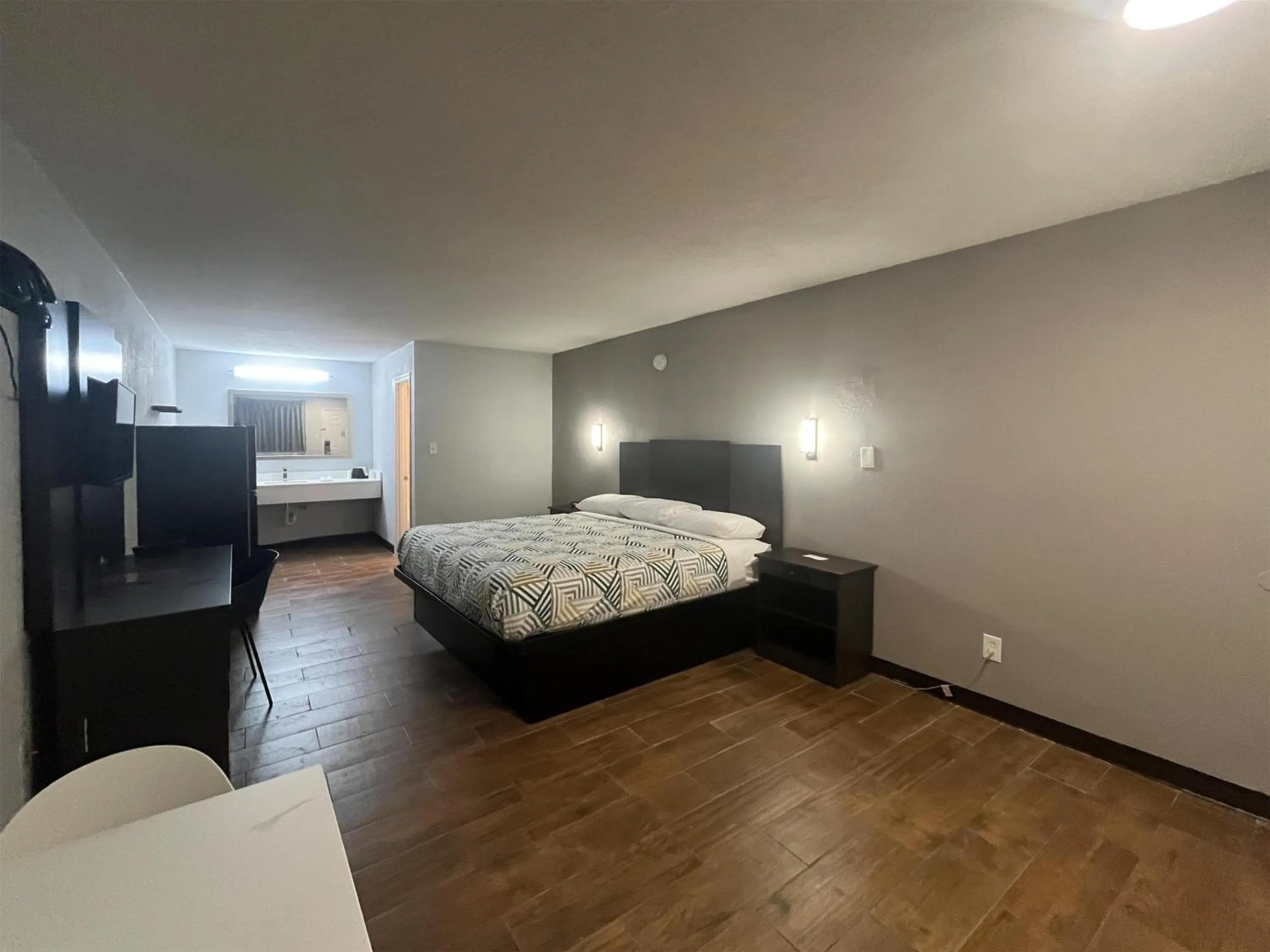 Bedroom, Bed in Studio 6 Suites Hurricane, WV