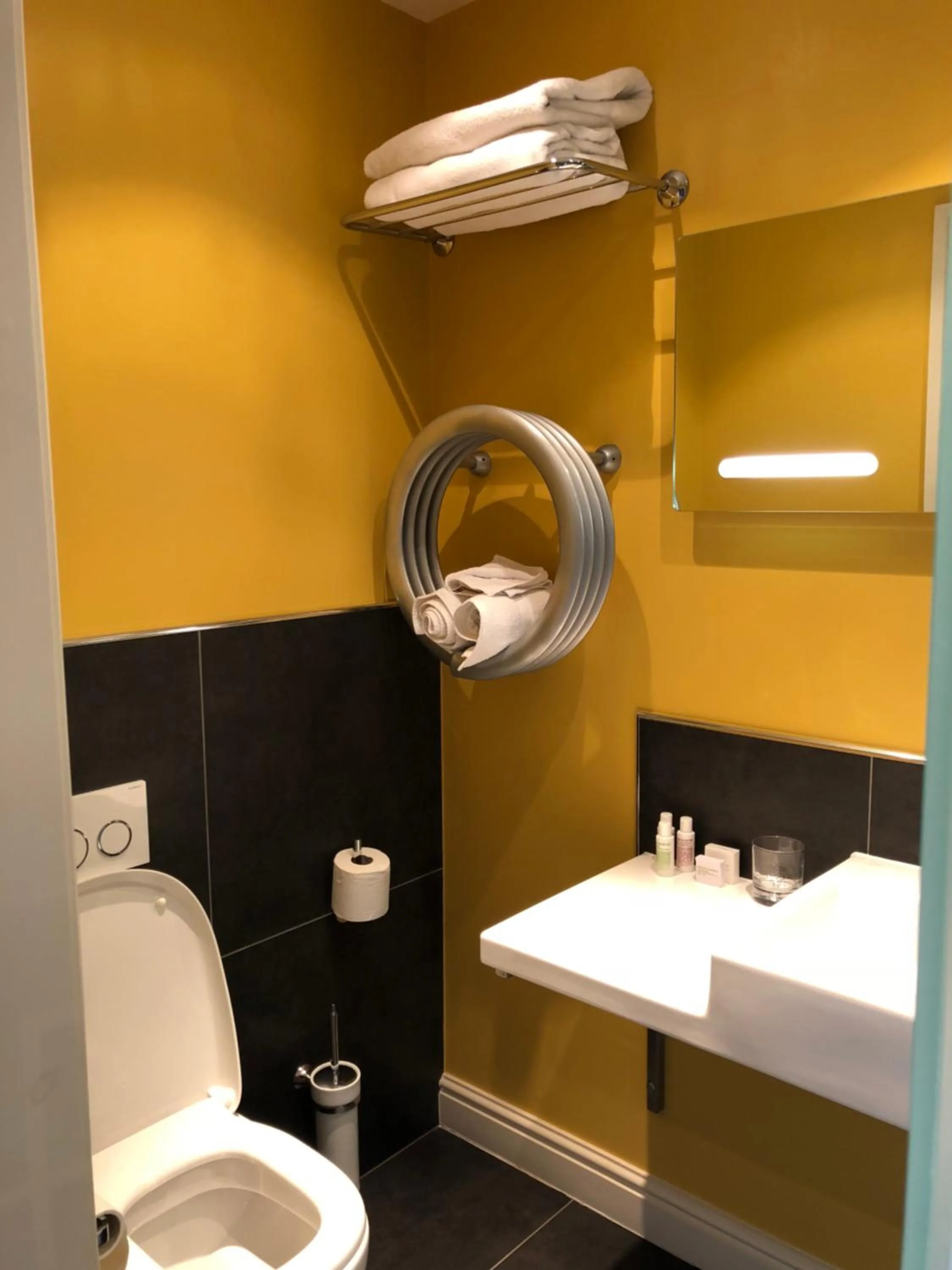 Bathroom in Hickman Hill Hotel