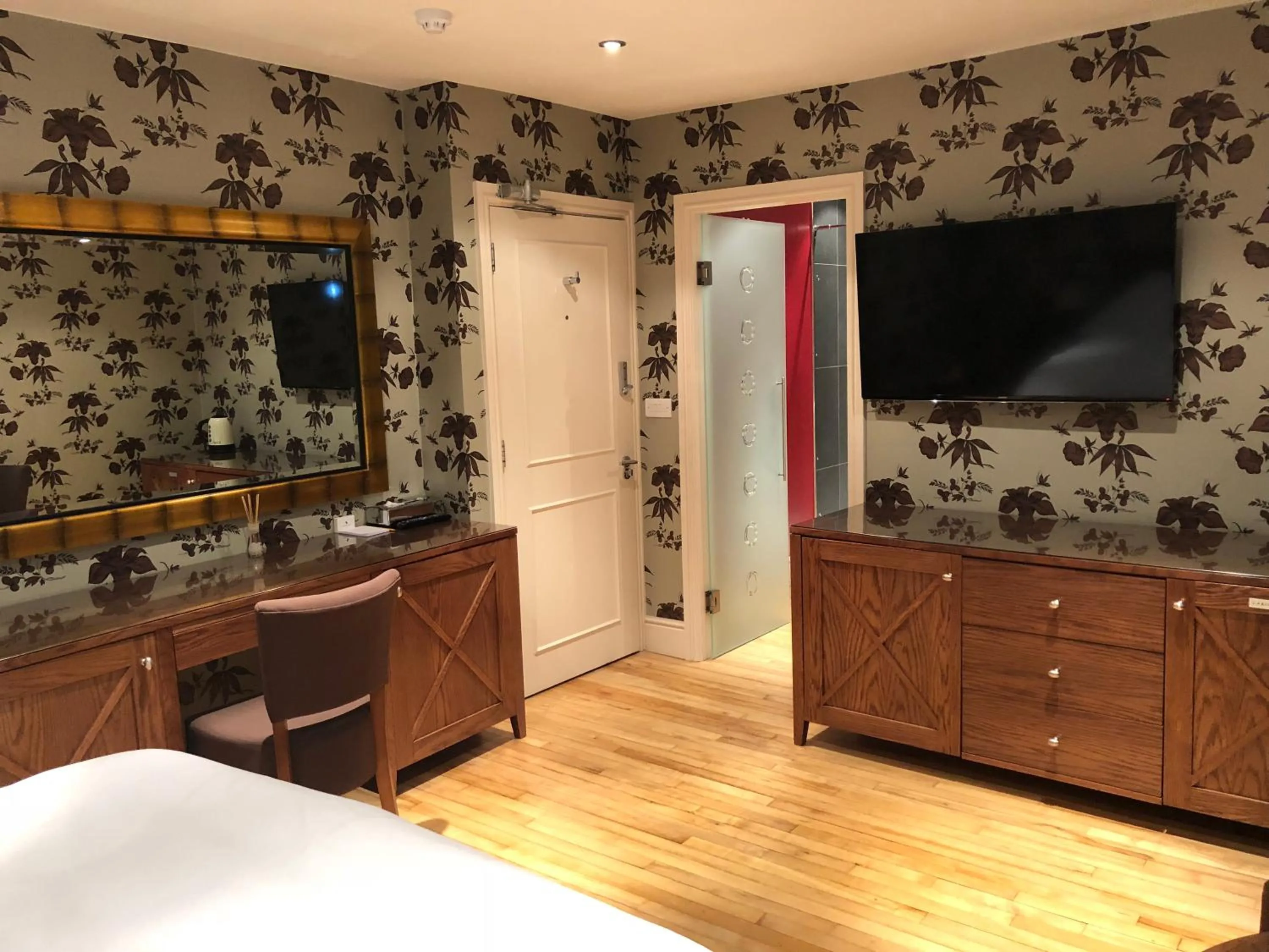 TV and multimedia, Bed in Hickman Hill Hotel