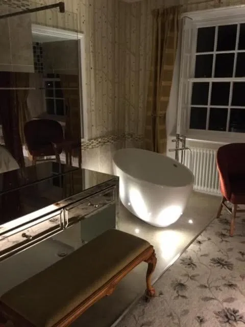 Photo of the whole room in Hickman Hill Hotel