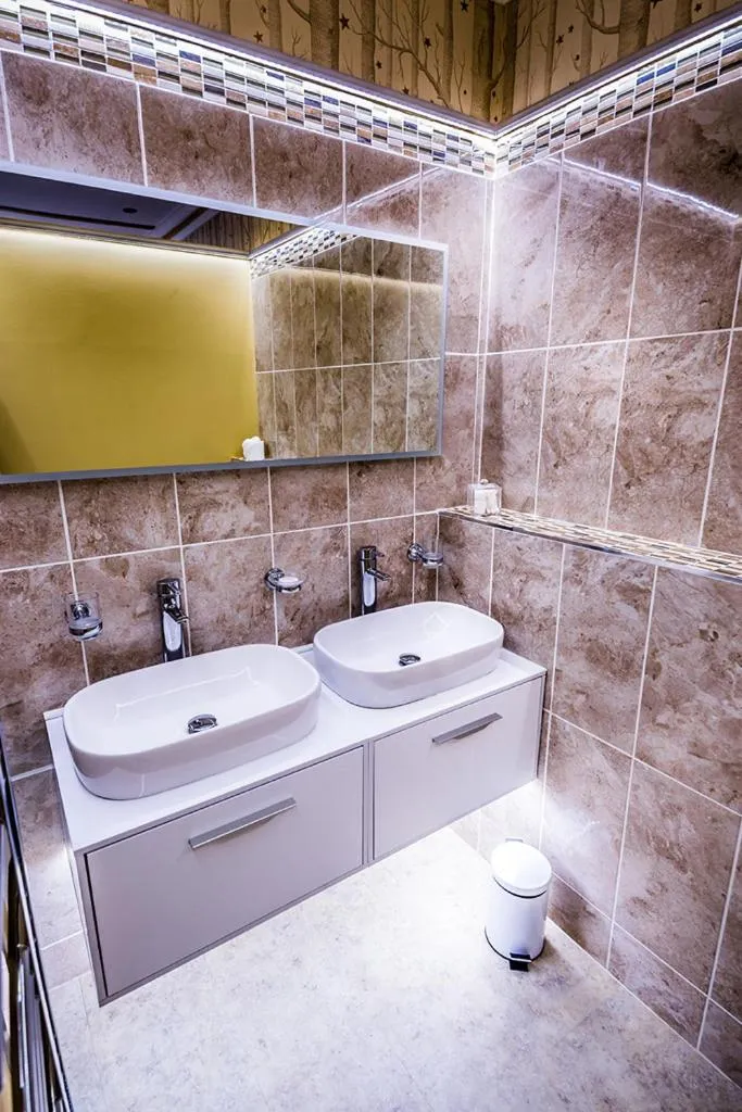 Bathroom in Hickman Hill Hotel