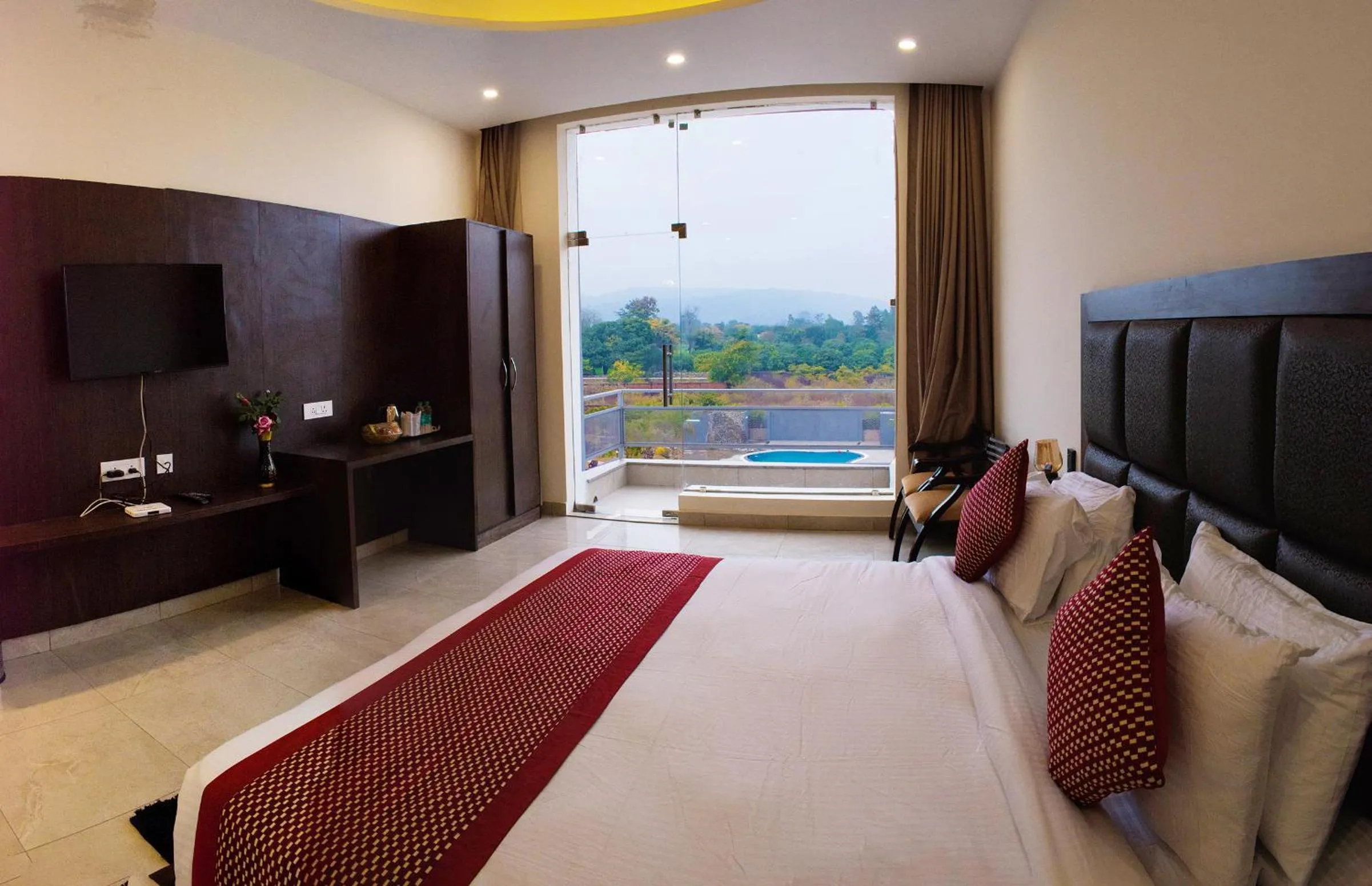 Photo of the whole room, Bed in The Darien Resort