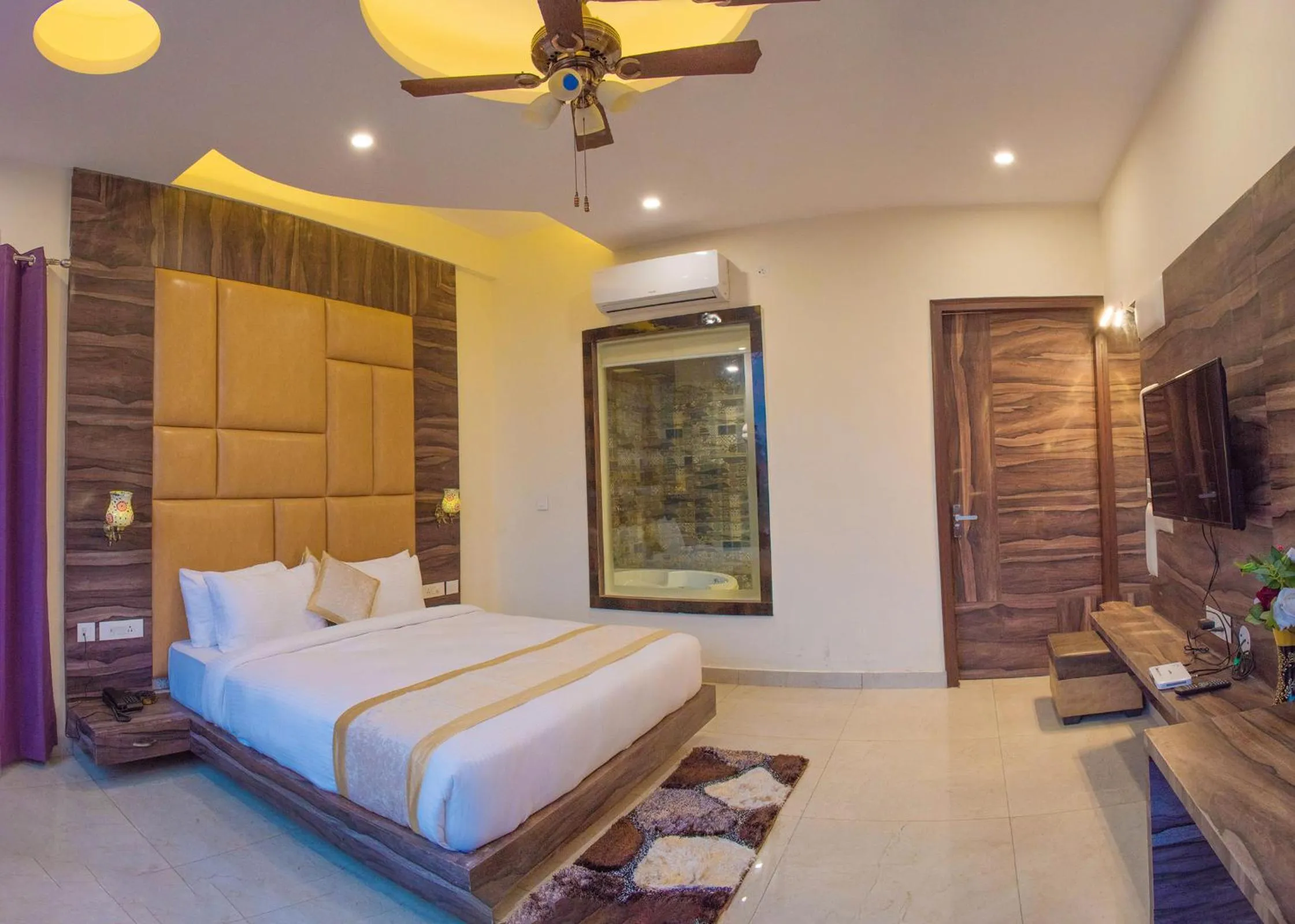 Photo of the whole room, Bed in The Darien Resort