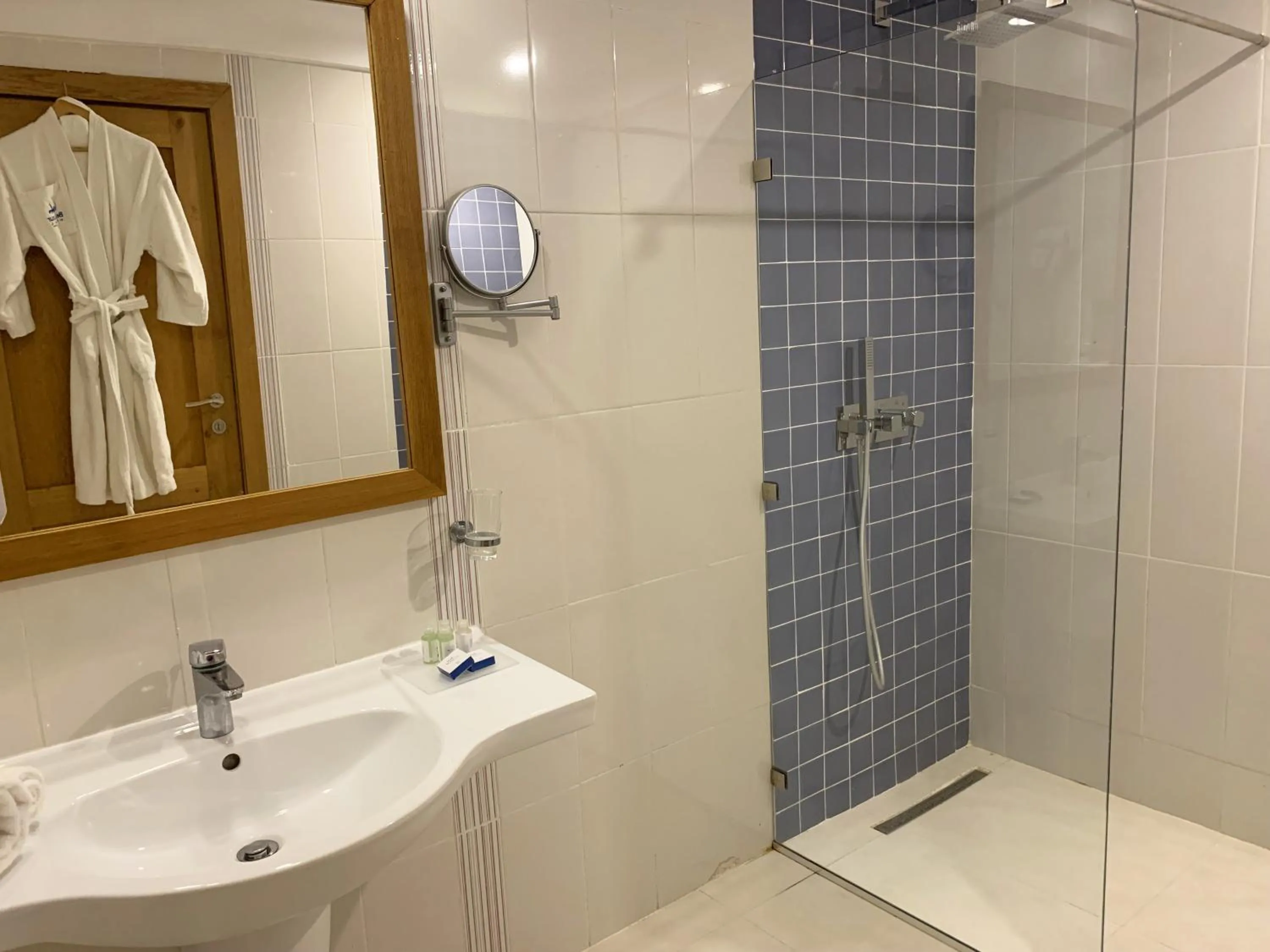 Shower in Hotel Bel Azur Thalasso & Bungalows