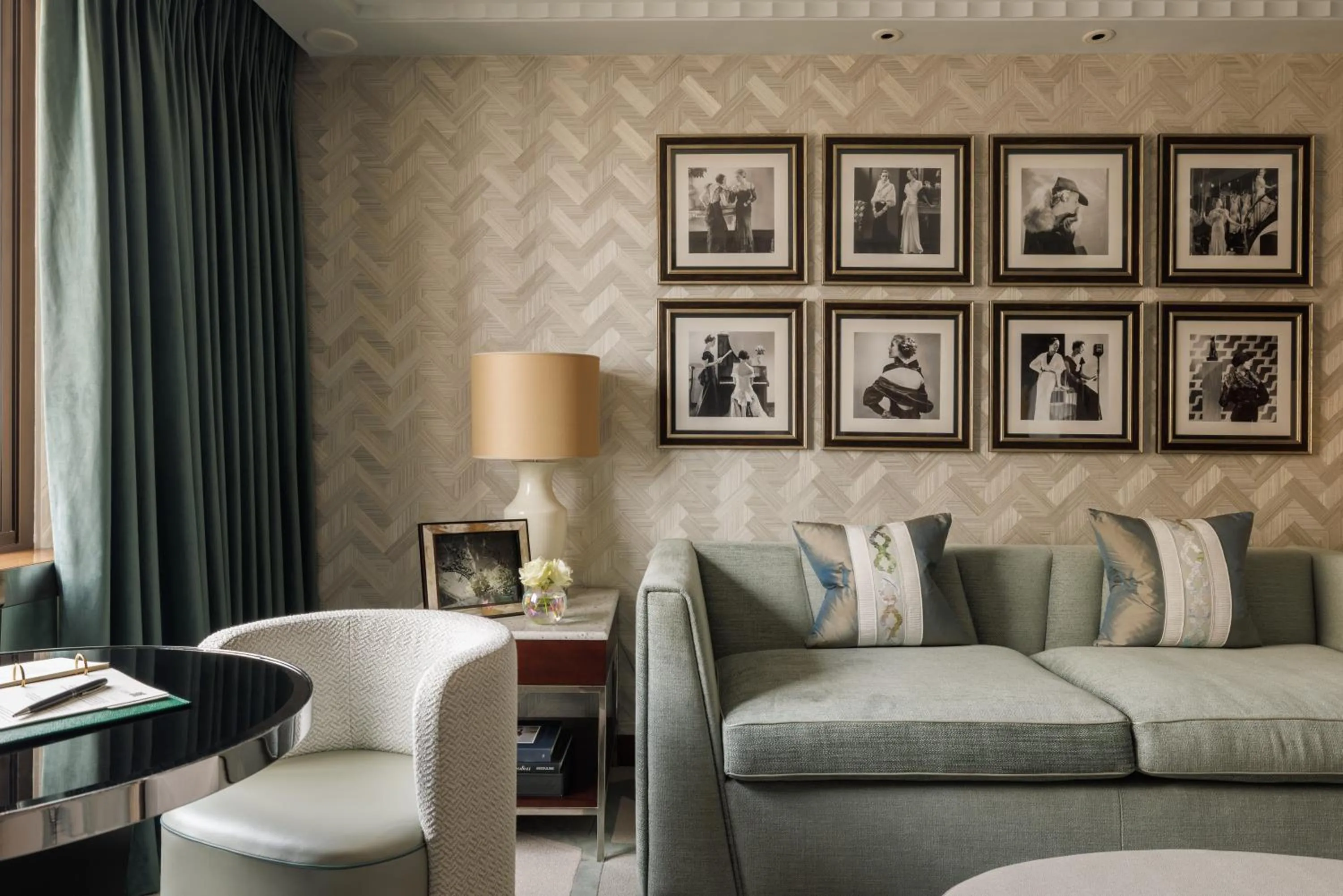 Living room in Four Seasons Hotel London at Park Lane