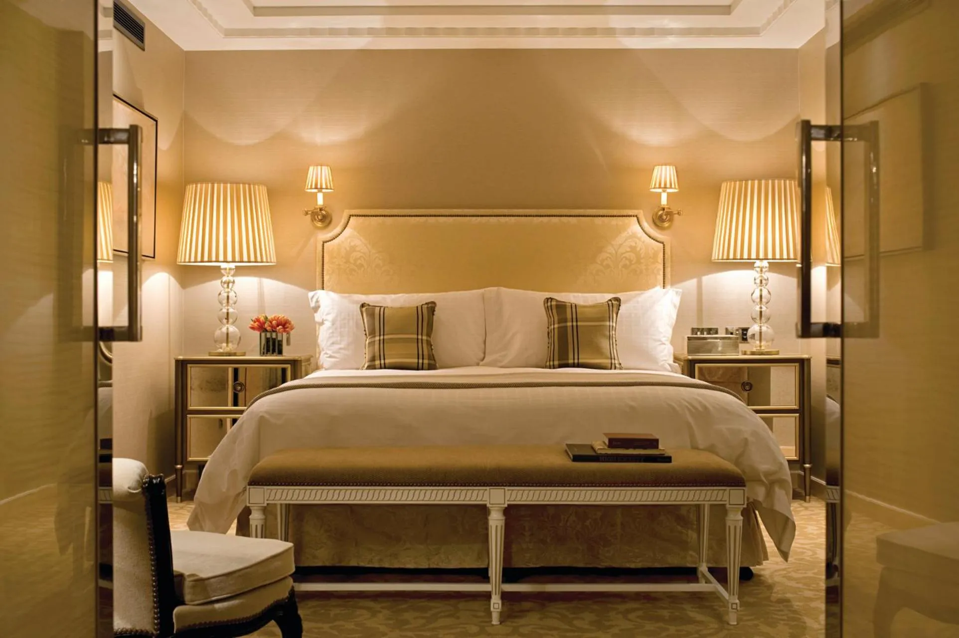 Bedroom, Bed in Four Seasons Hotel London at Park Lane