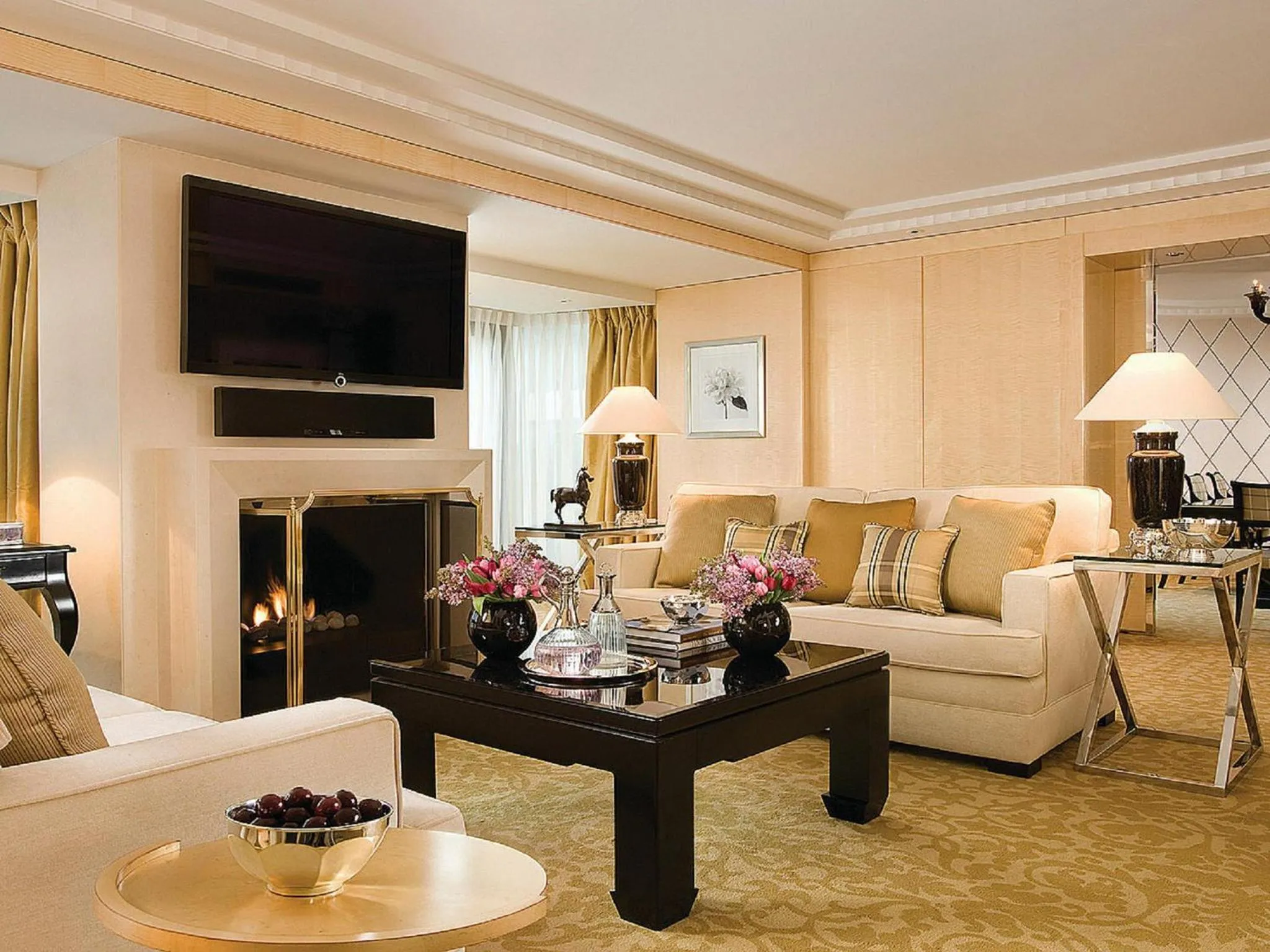 Living room in Four Seasons Hotel London at Park Lane
