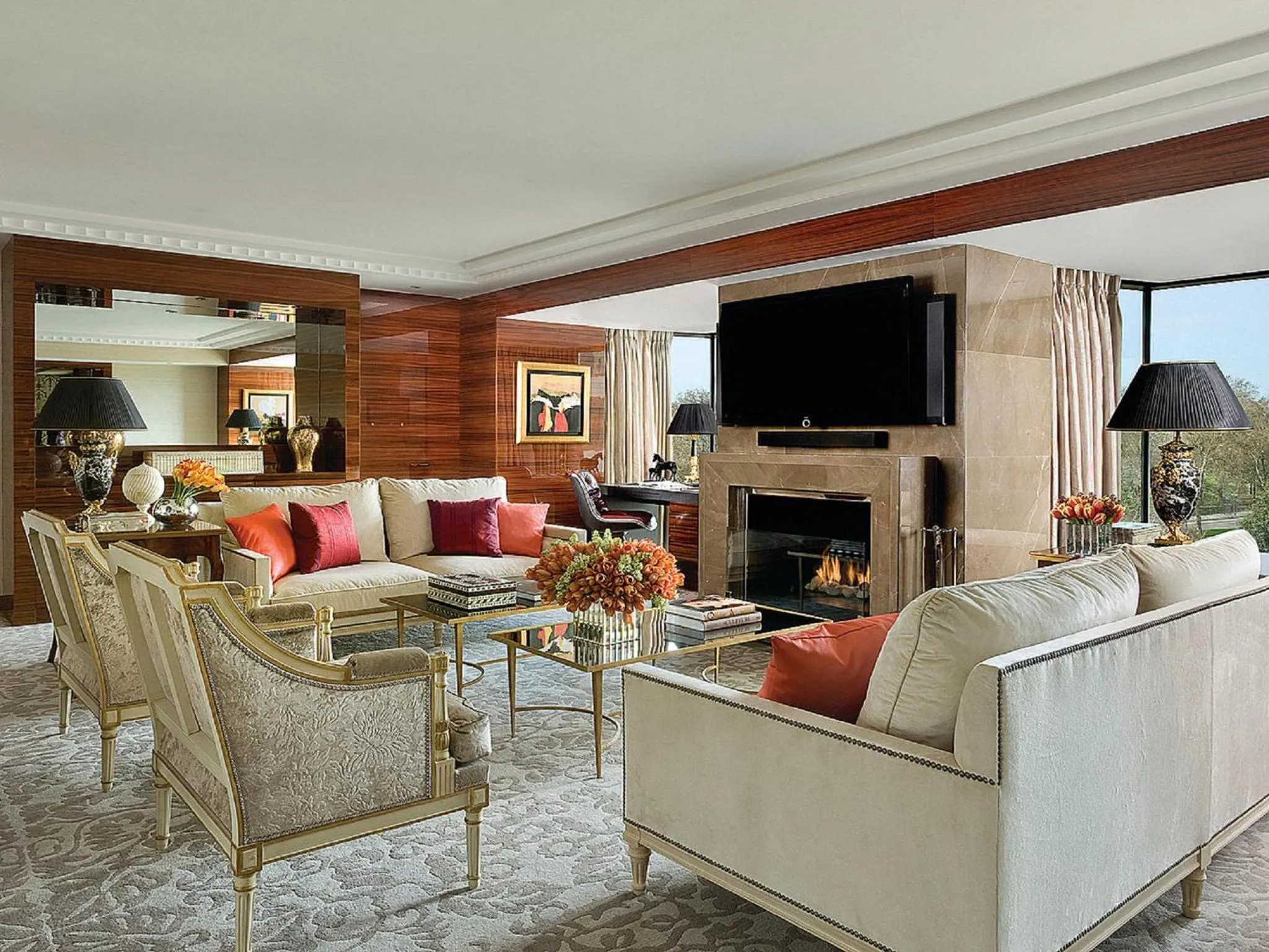 Living room in Four Seasons Hotel London at Park Lane