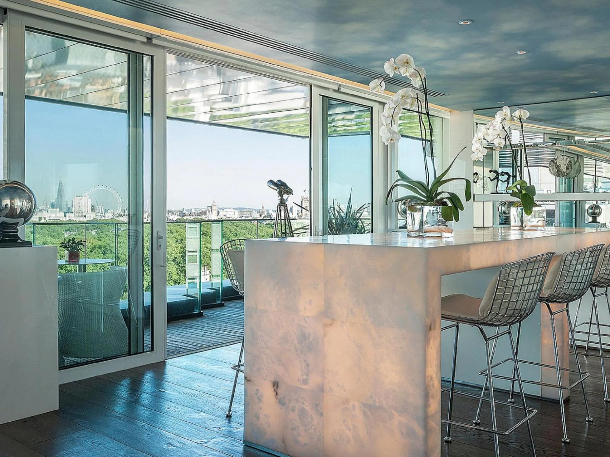 Balcony/Terrace in Four Seasons Hotel London at Park Lane
