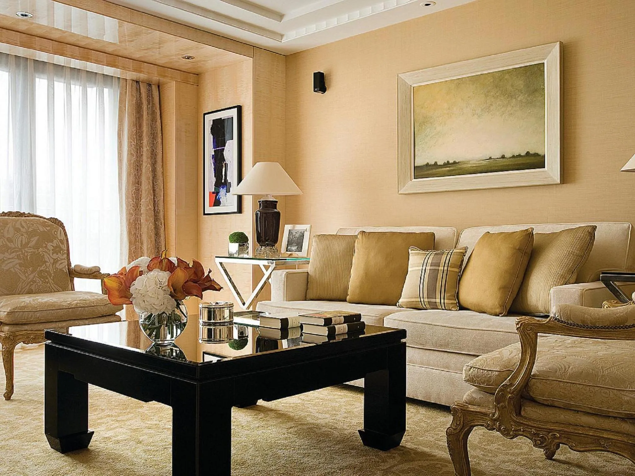 Living room in Four Seasons Hotel London at Park Lane